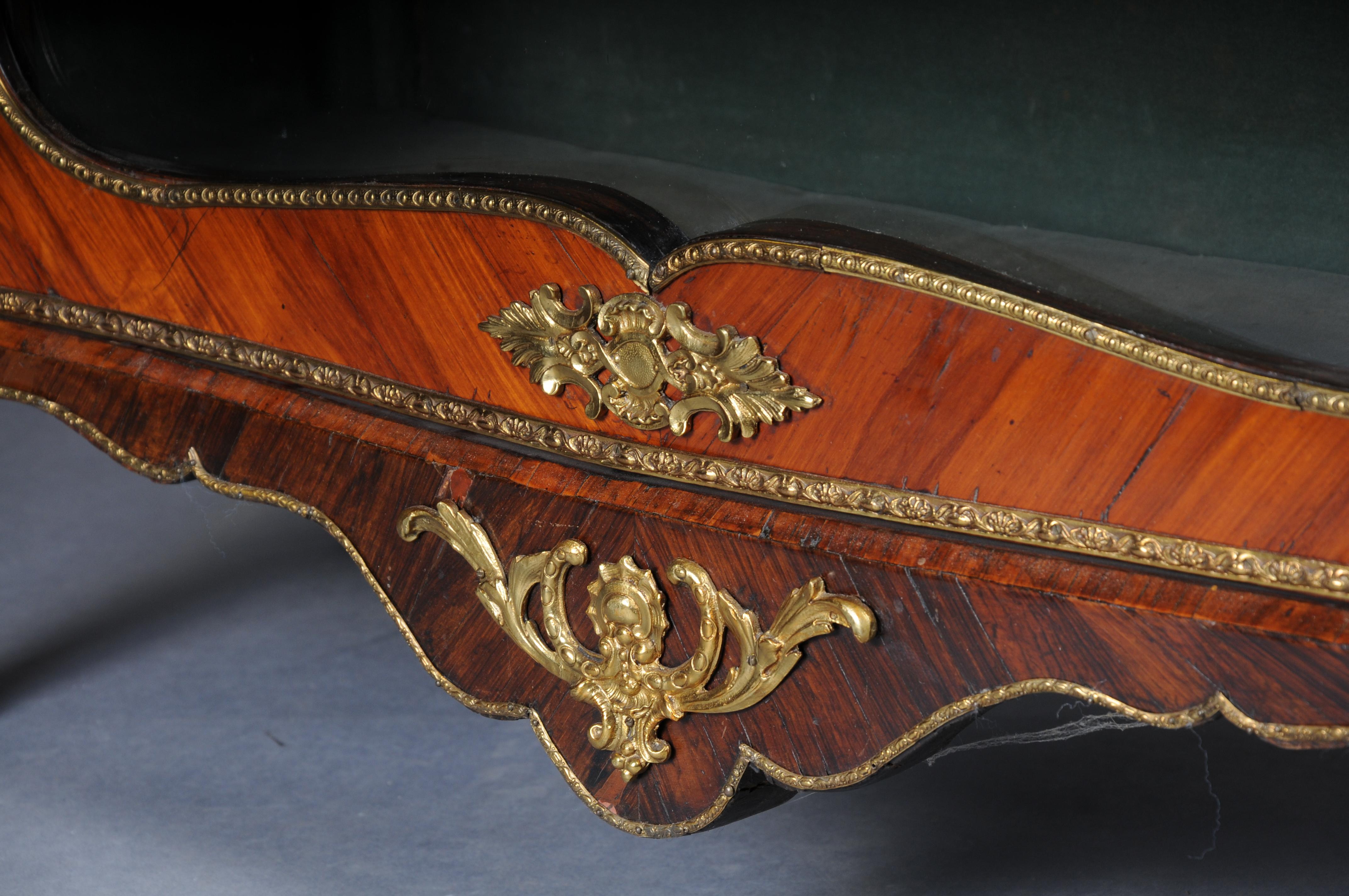 French Louis XV decorative display case signed Paris around 1860 For Sale 5