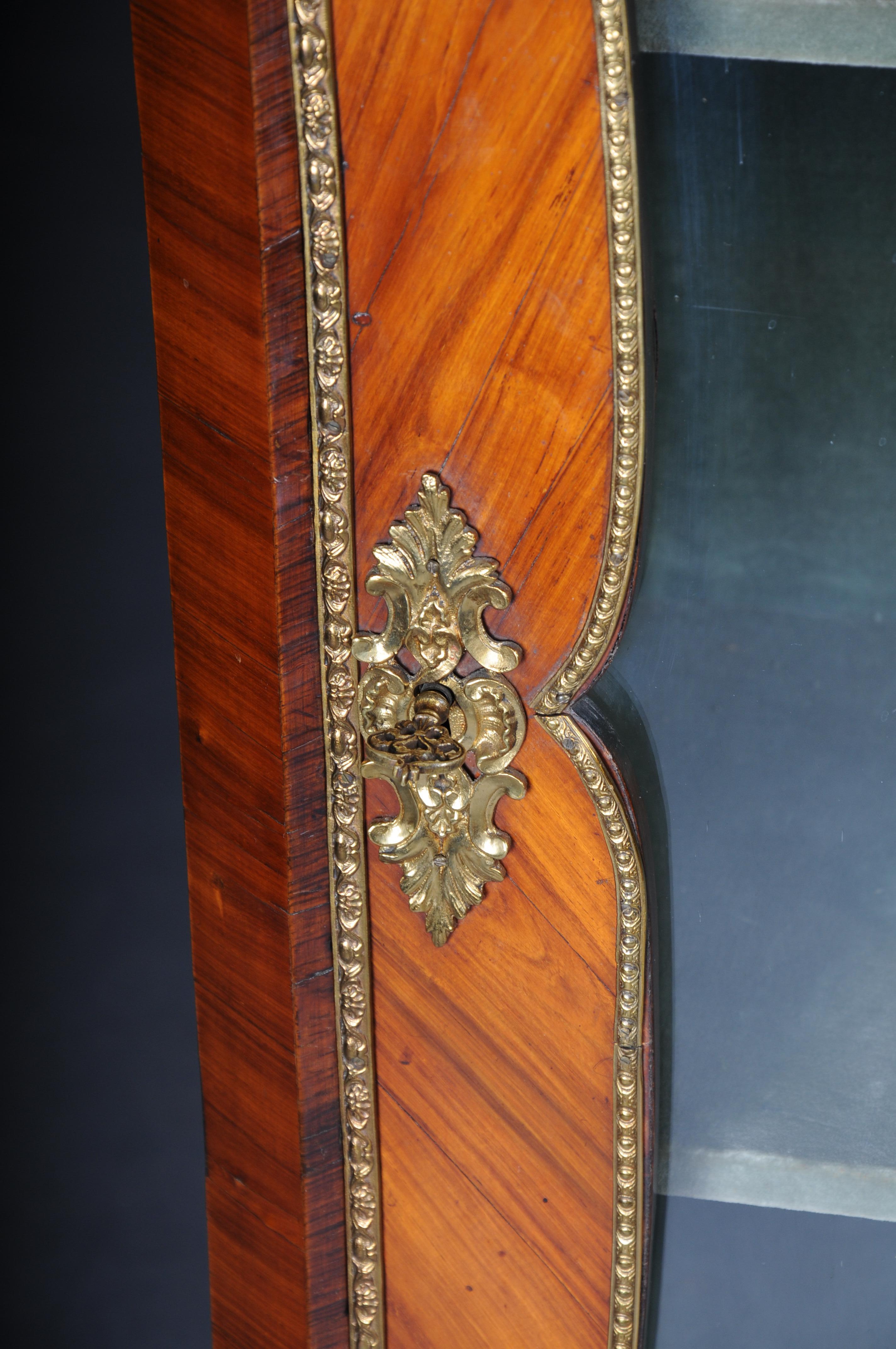 French Louis XV decorative display case signed Paris around 1860 For Sale 7