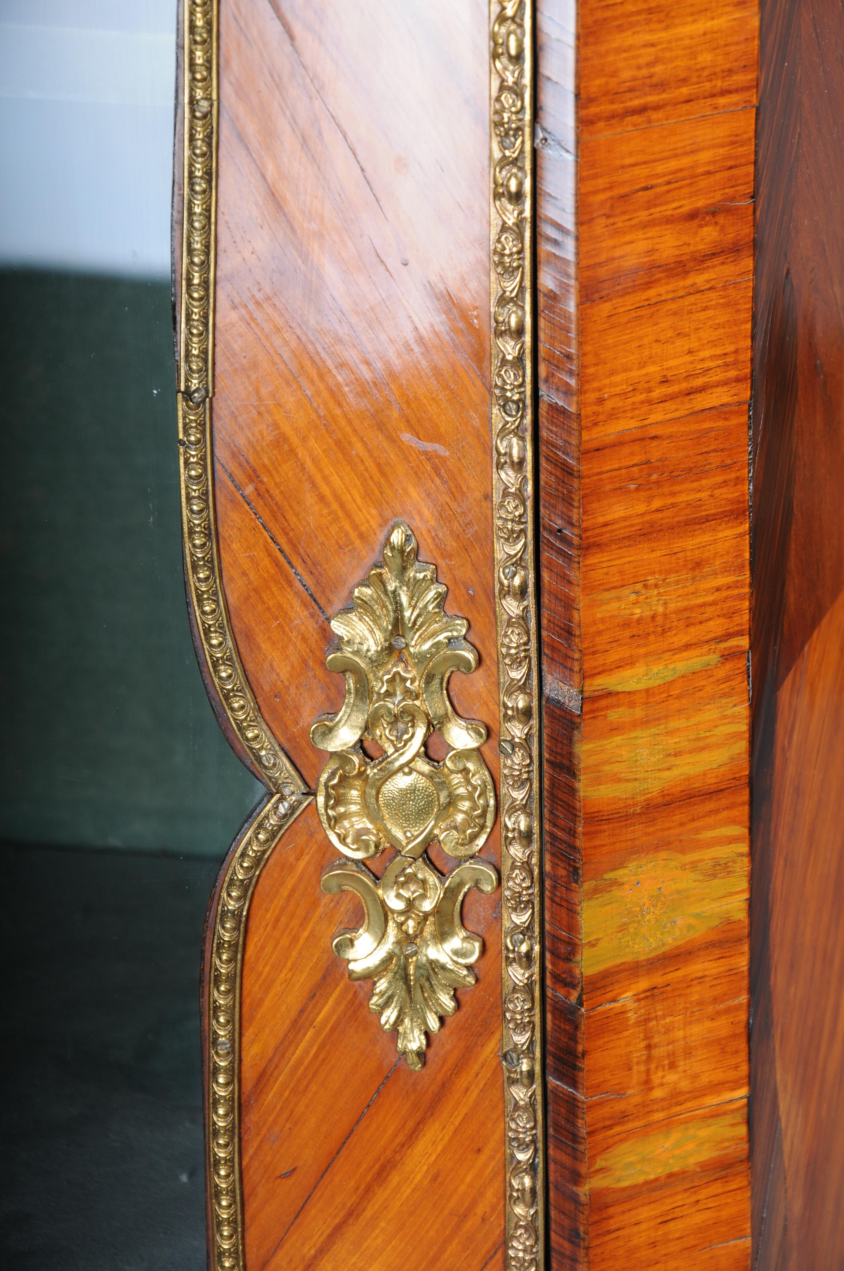 French Louis XV decorative display case signed Paris around 1860 For Sale 8