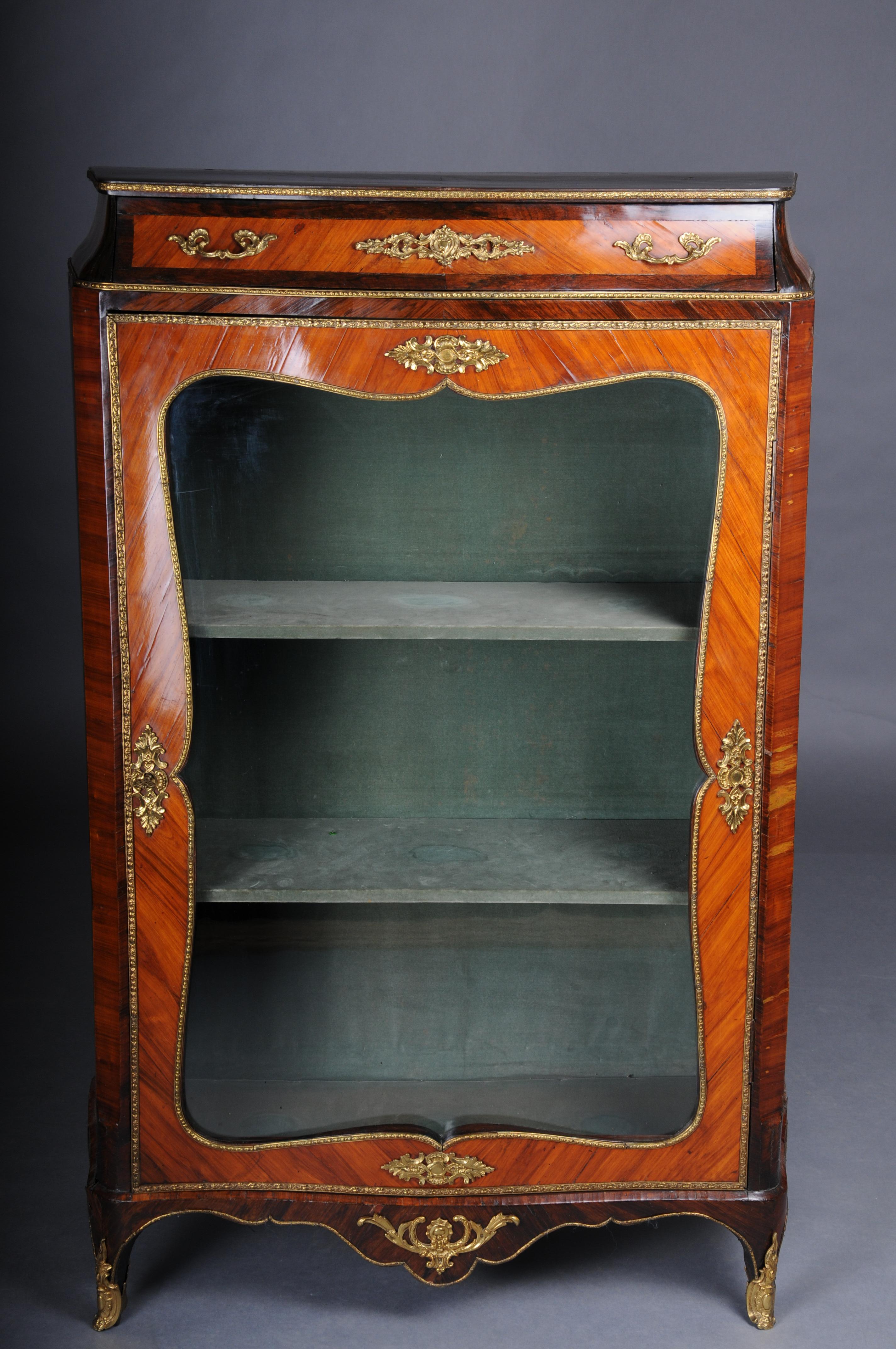 French Louis XV decorative display case signed Paris around 1860

Solid oak wood with fine veneer (mirror veneer)
Highly rectangular body made of solid oak and fine wood veneer. Single-door display cabinet/high chest of drawers, interior covered