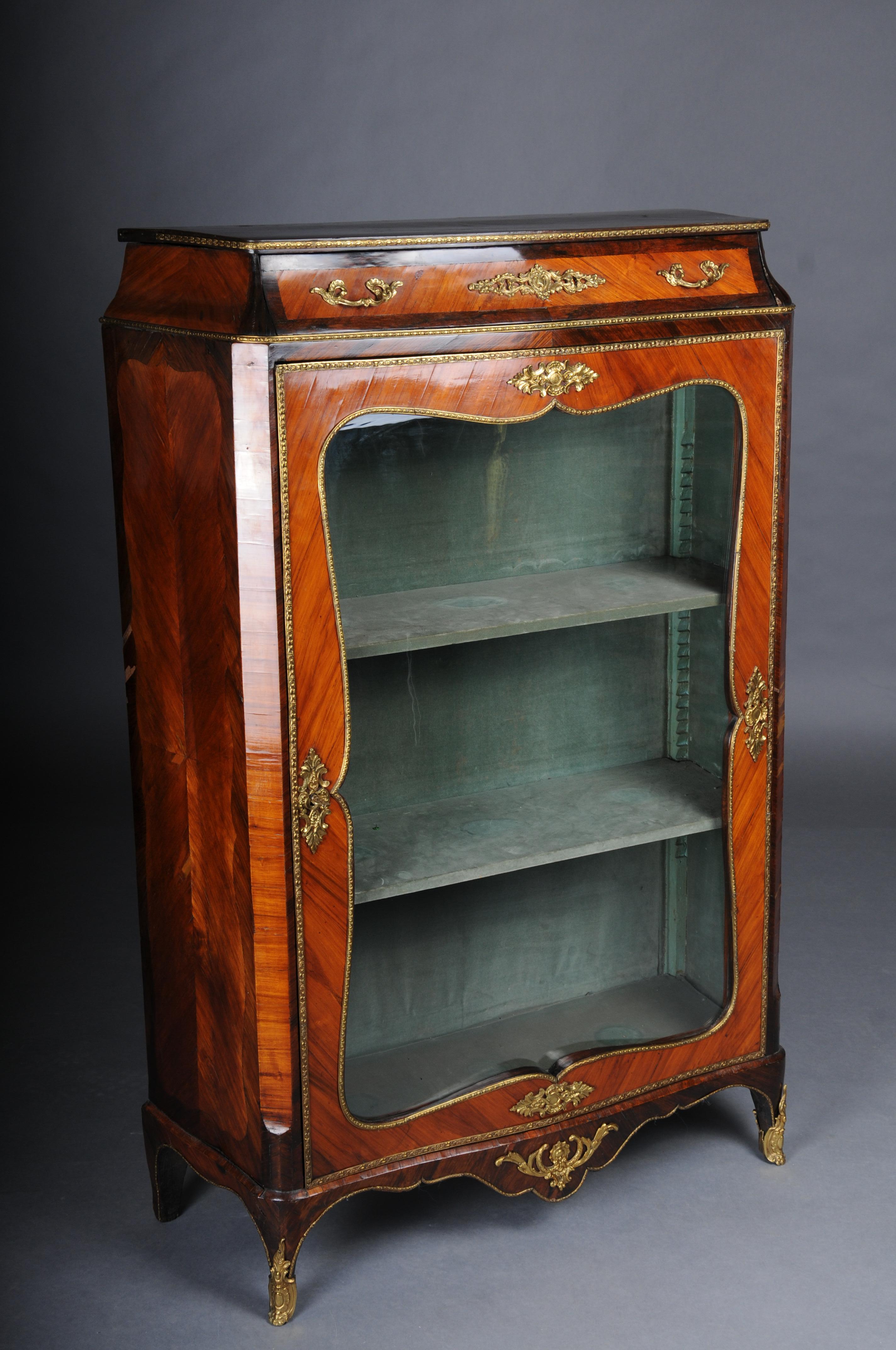 French Louis XV decorative display case signed Paris around 1860 In Good Condition For Sale In Berlin, DE