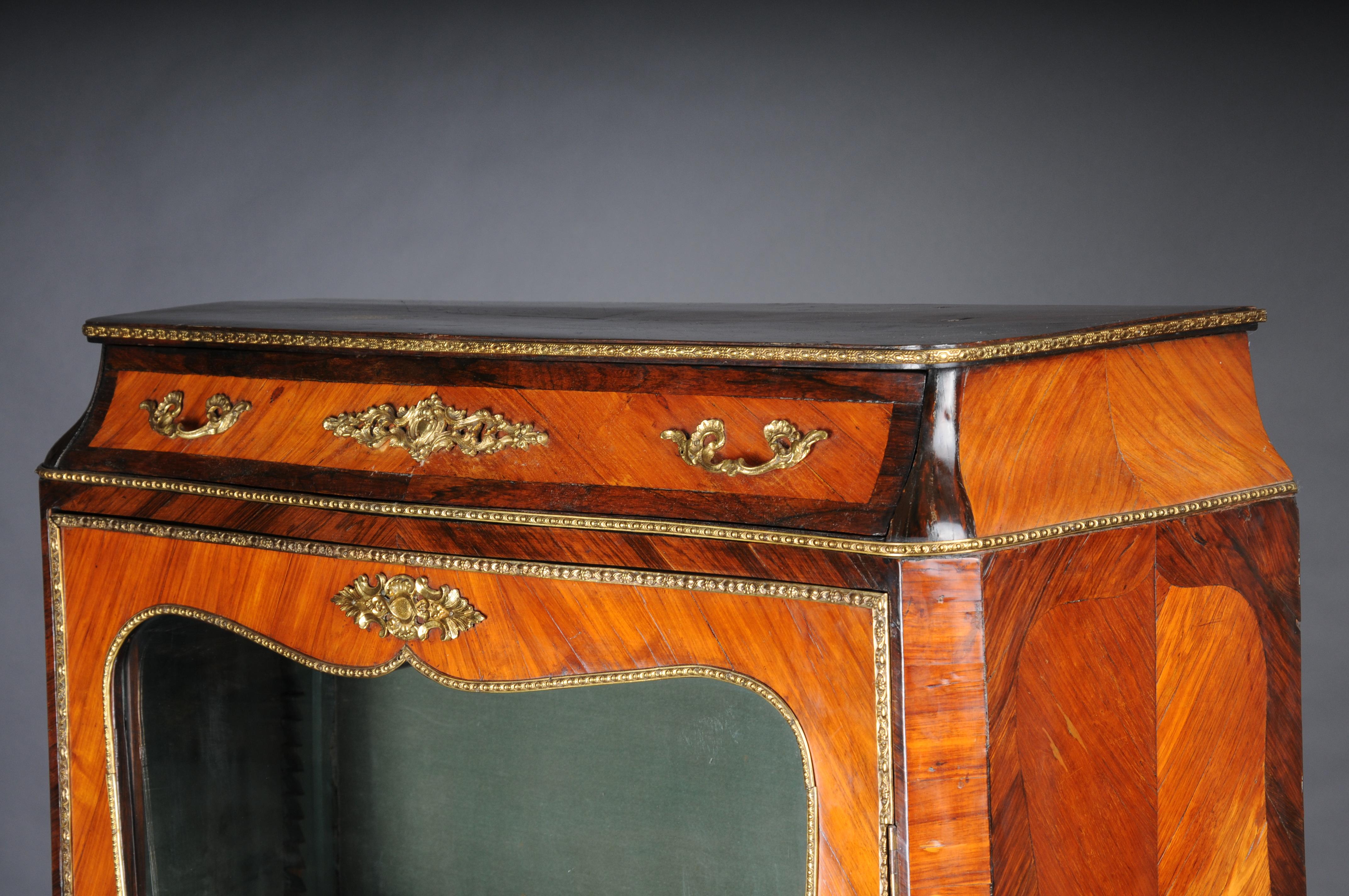 French Louis XV decorative display case signed Paris around 1860 For Sale 3