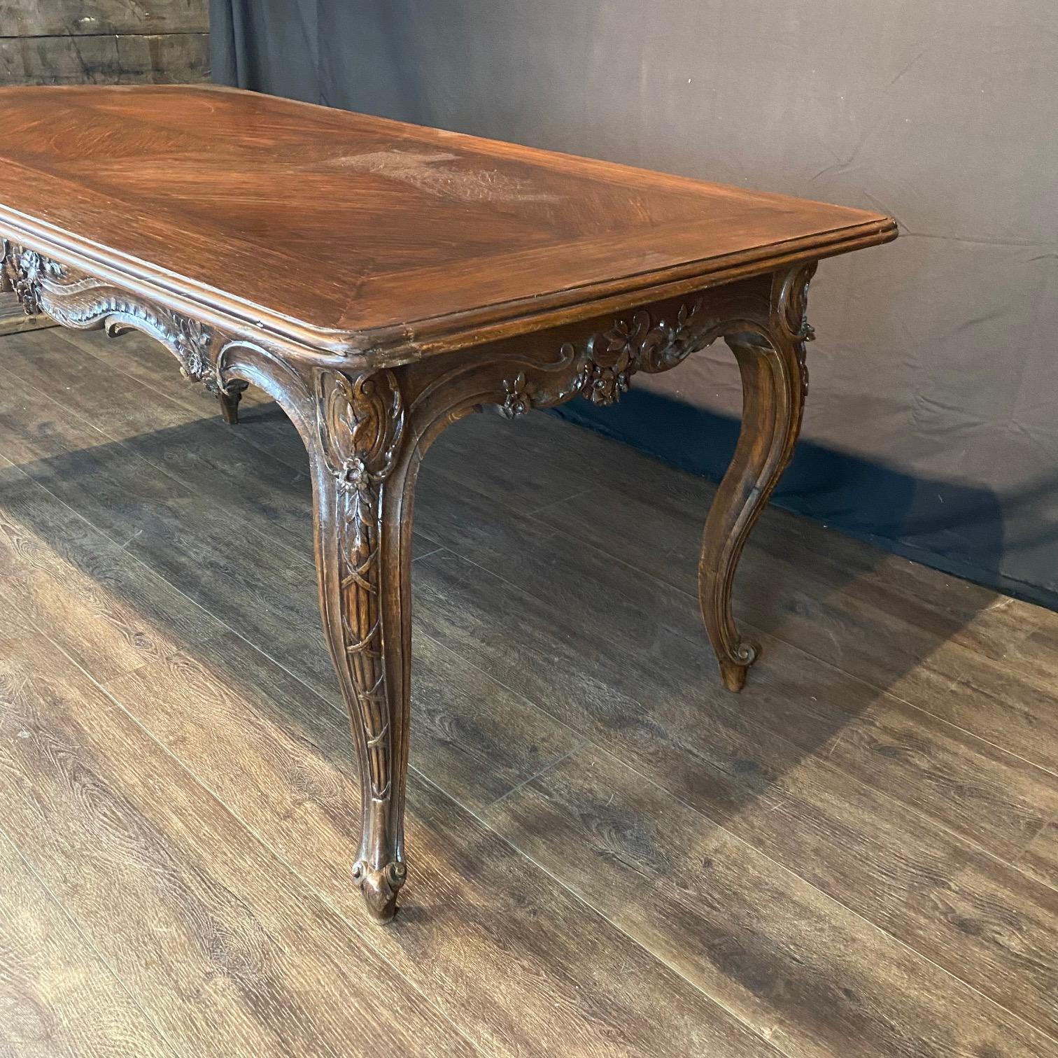 French Louis XV Dining Table or Desk with Museum Quality Carving en venta 3