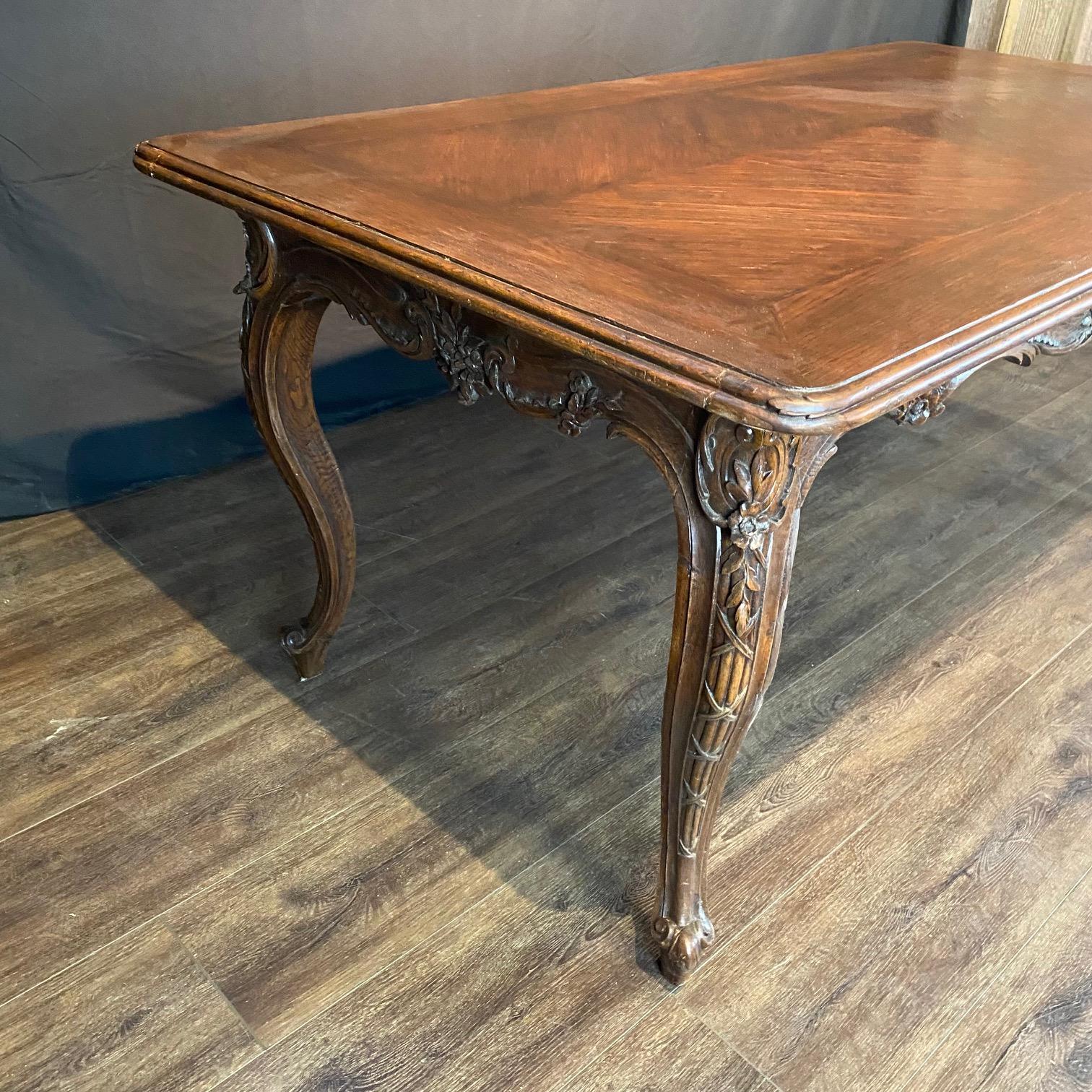 French Louis XV Dining Table or Desk with Museum Quality Carving en venta 4