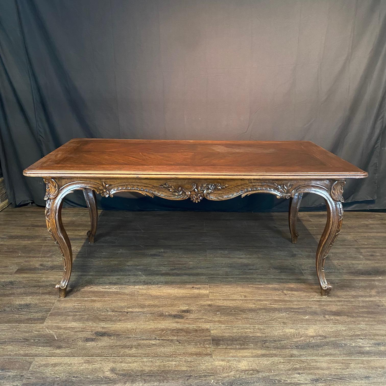 French Louis XV Dining Table or Desk with Museum Quality Carving en venta 5