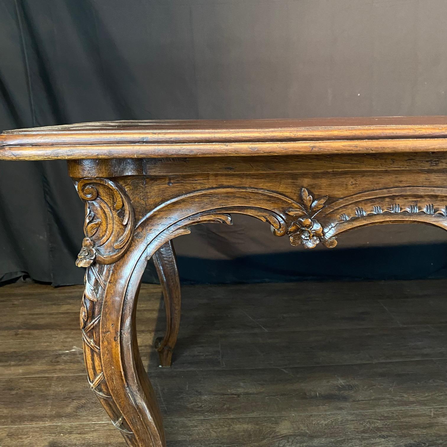 French Louis XV Dining Table or Desk with Museum Quality Carving Luis XV en venta