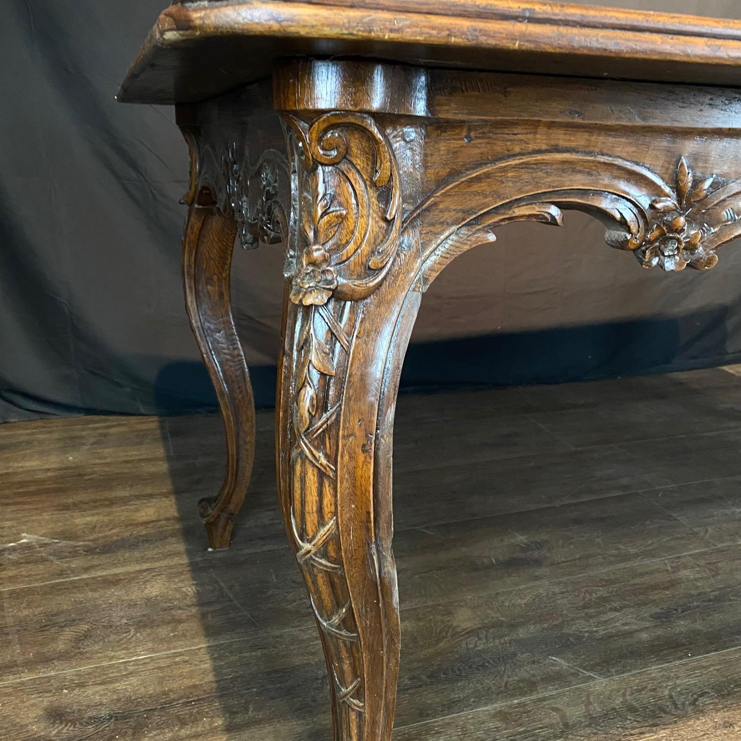 French Louis XV Dining Table or Desk with Museum Quality Carving Francés en venta