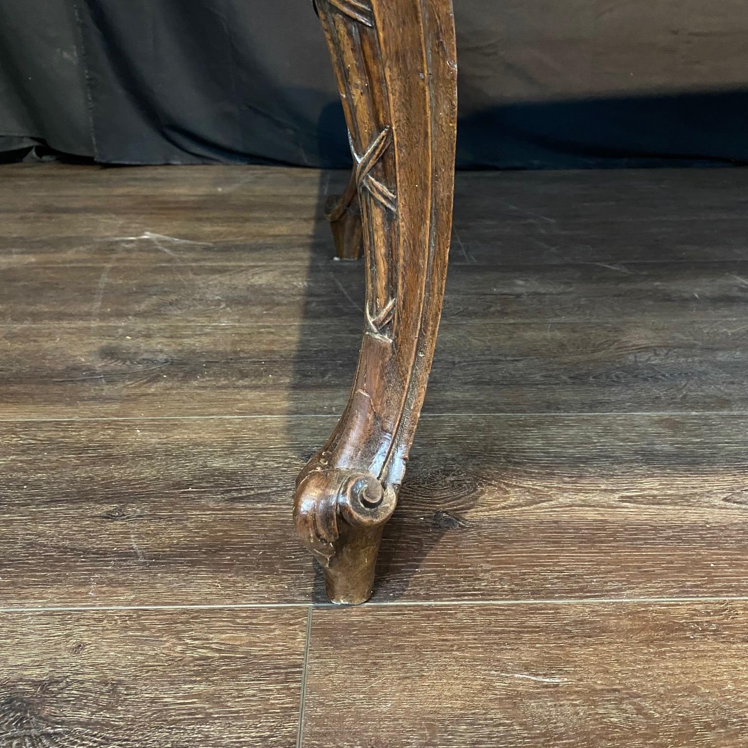 French Louis XV Dining Table or Desk with Museum Quality Carving en Bueno estado para la venta en Hopewell, NJ