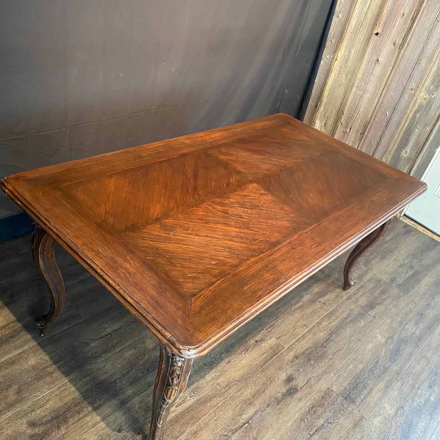 French Louis XV Dining Table or Desk with Museum Quality Carving siglo XIX en venta