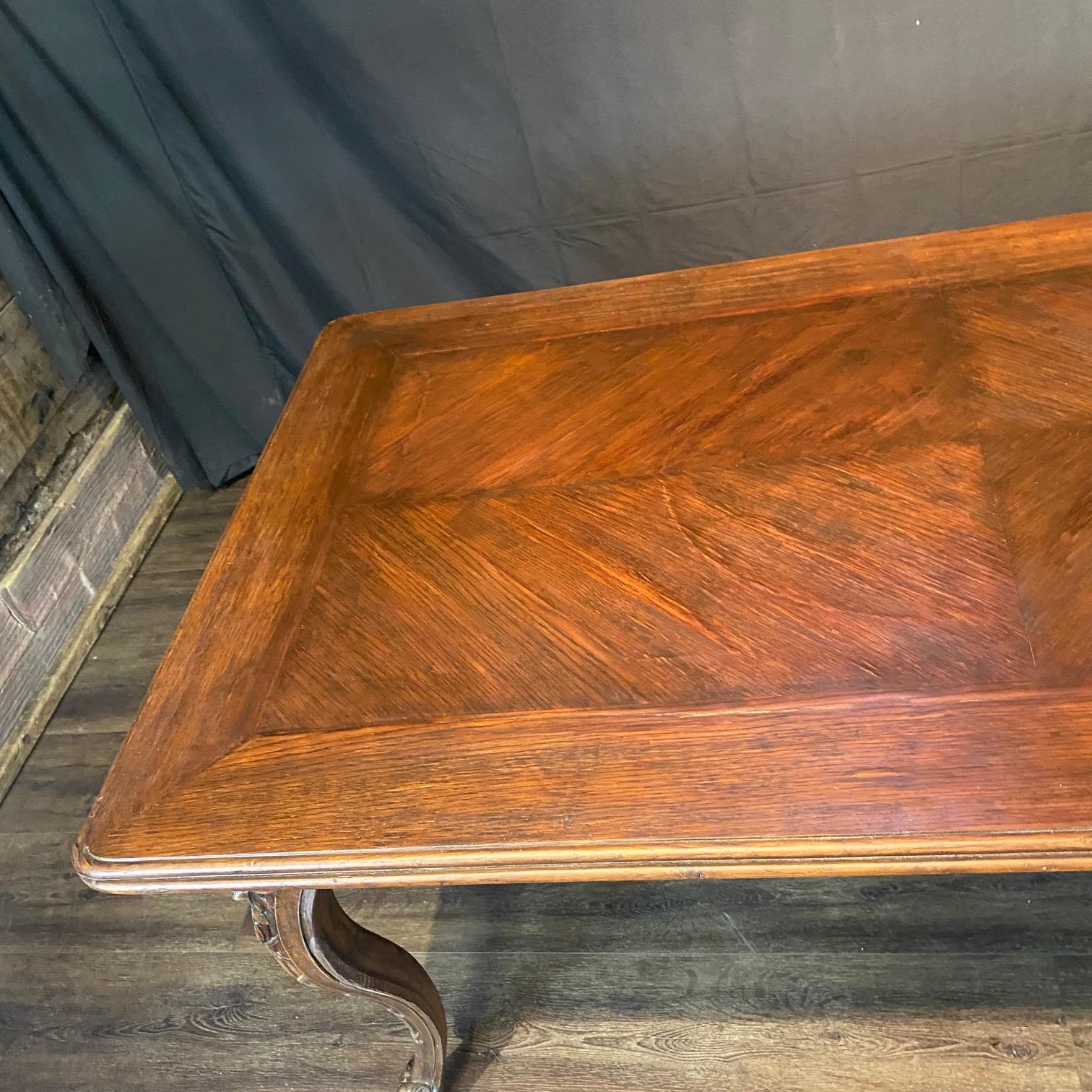 French Louis XV Dining Table or Desk with Museum Quality Carving Nogal en venta