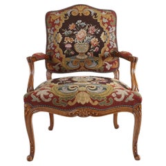 Sillón francés Luis XV bordado y tallado