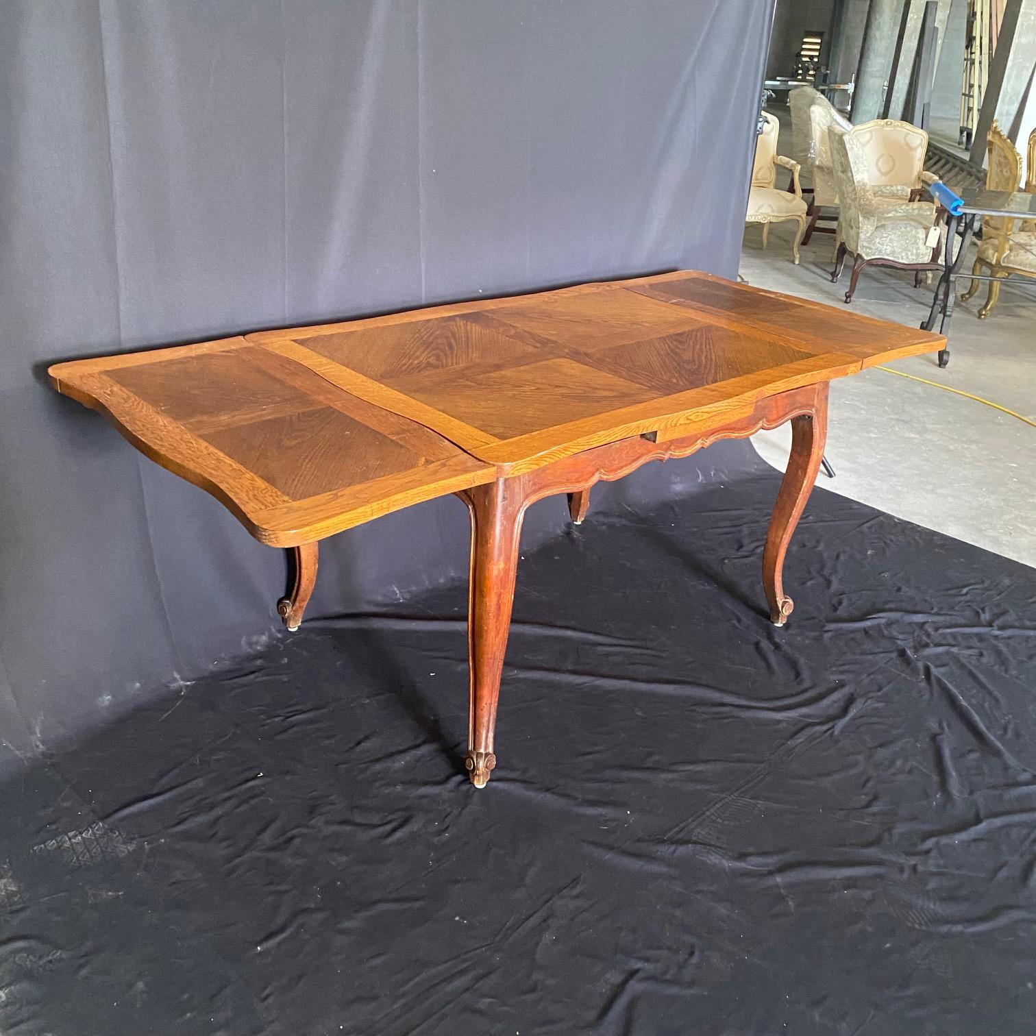 Mesa de comedor de granja francesa Luis XV extensible y de estilo provincial en venta 3