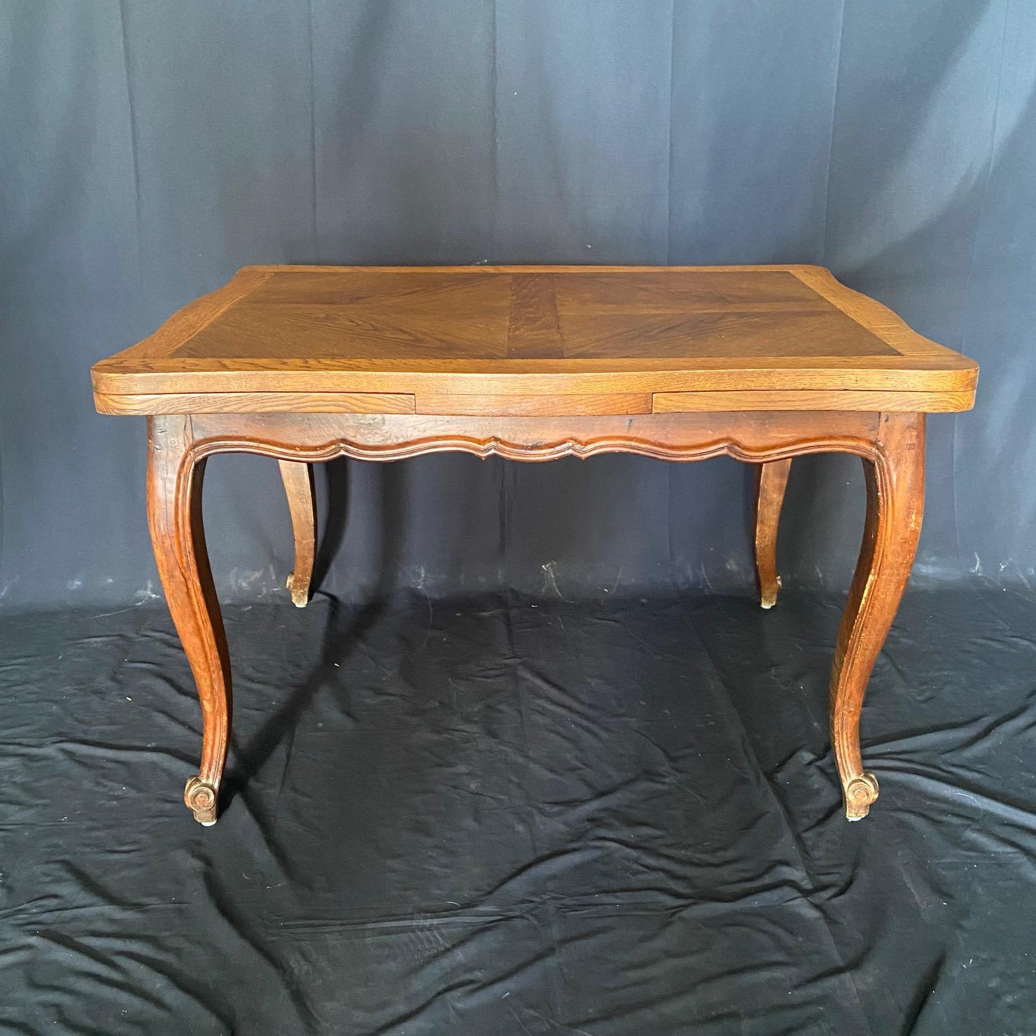 Mesa de comedor de granja francesa Luis XV extensible y de estilo provincial en venta 4