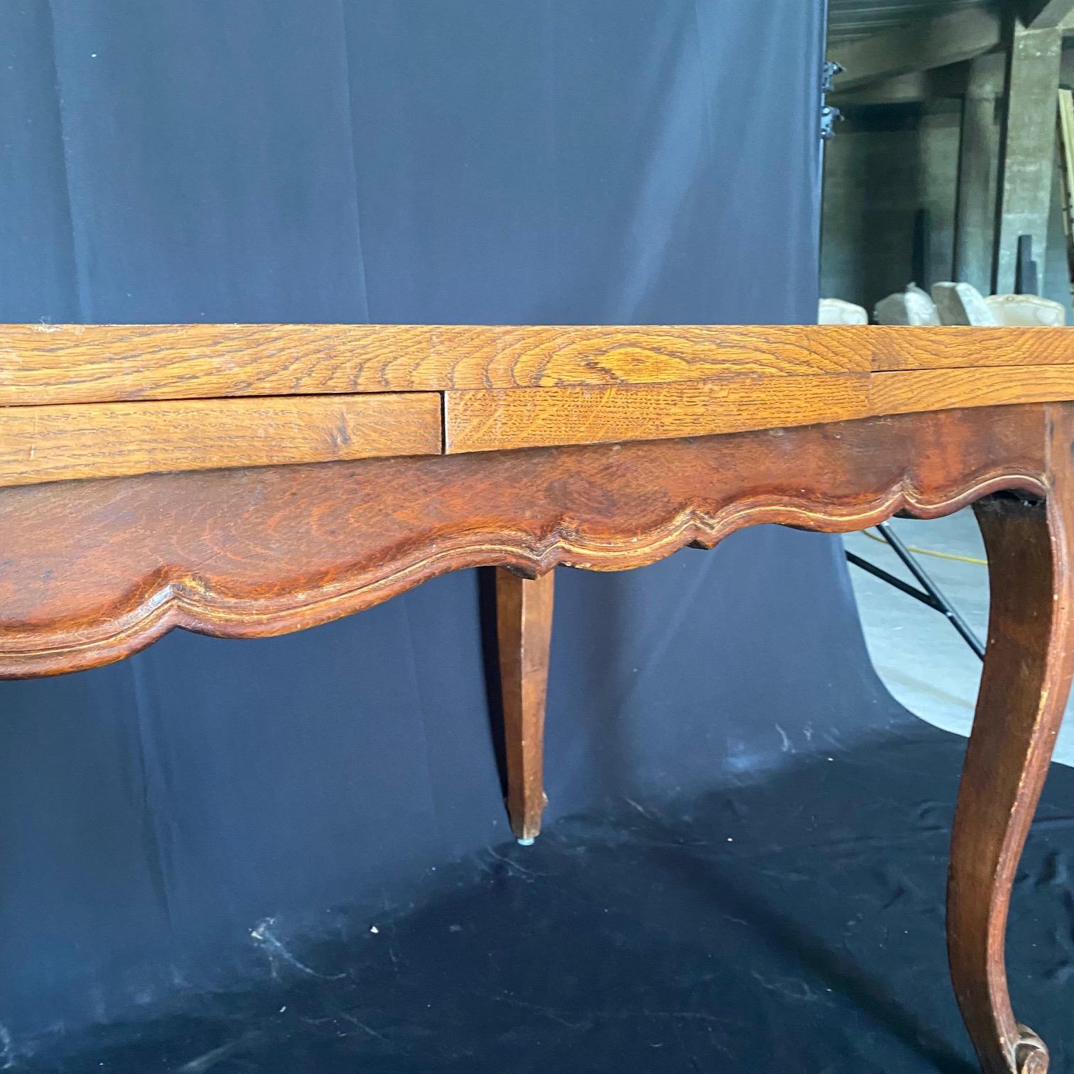 Mesa de comedor de granja francesa Luis XV extensible y de estilo provincial Provincial francés en venta