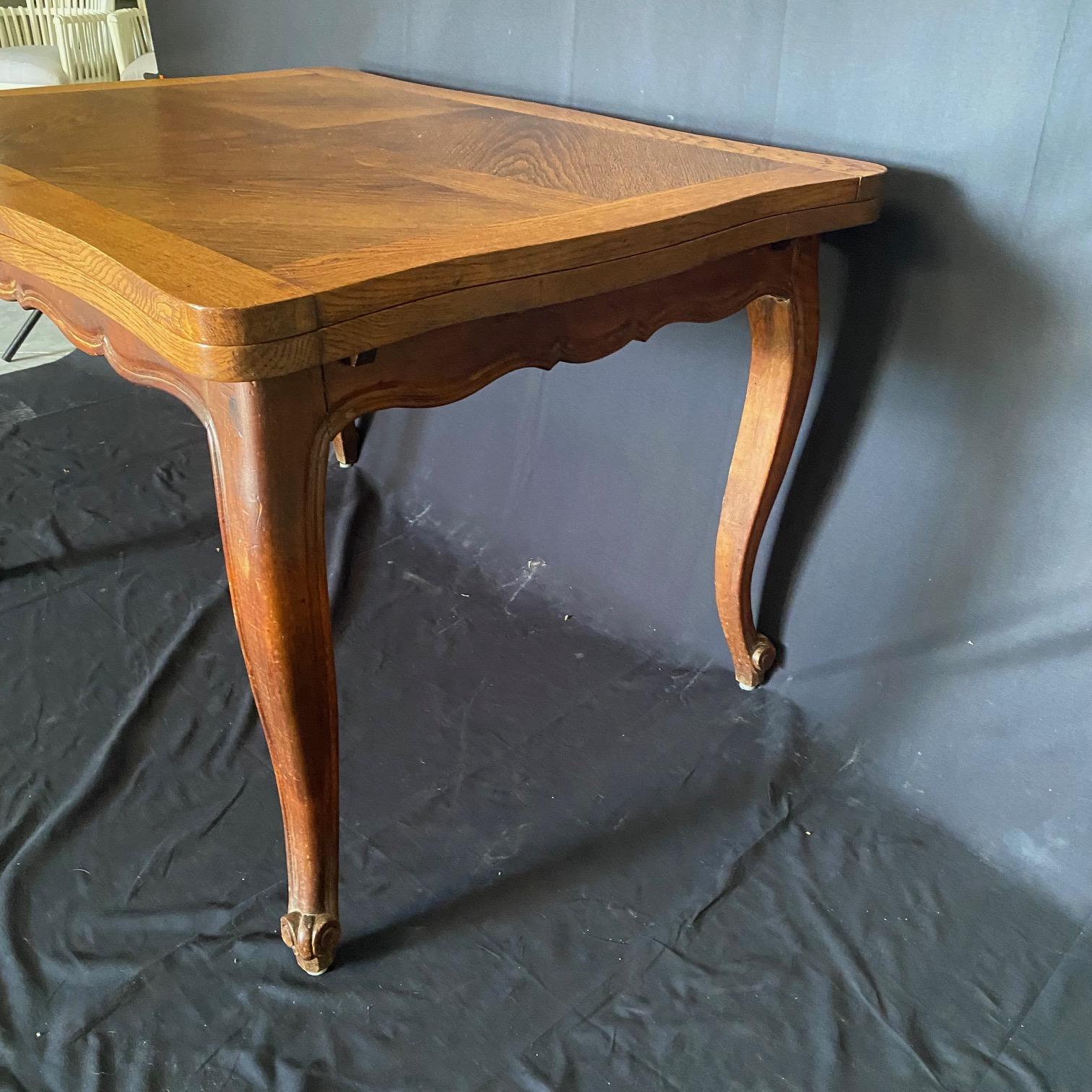 Mesa de comedor de granja francesa Luis XV extensible y de estilo provincial siglo XX en venta