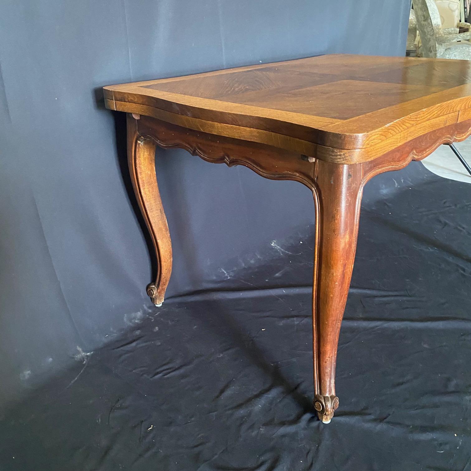 Mesa de comedor de granja francesa Luis XV extensible y de estilo provincial Roble en venta