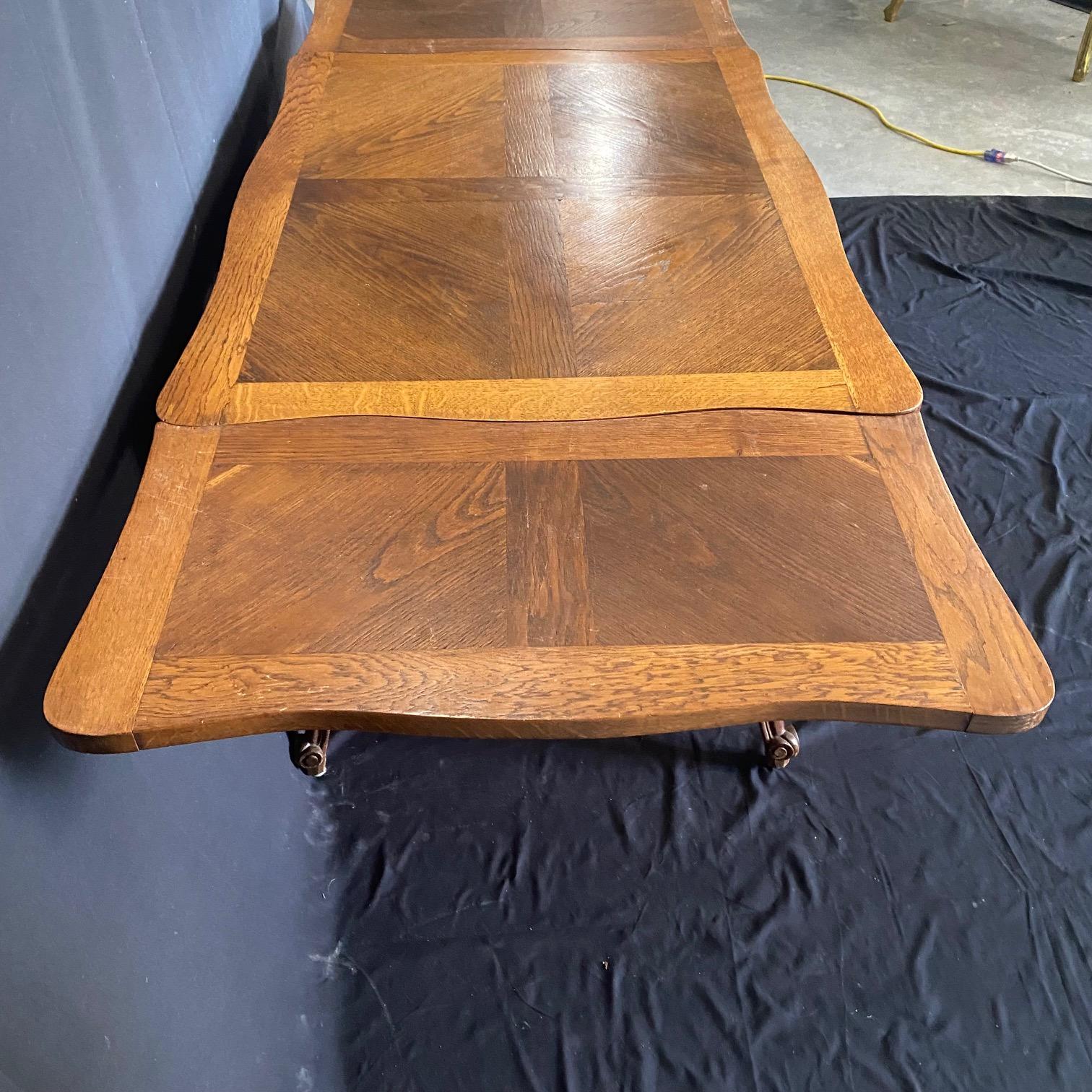 Mesa de comedor de granja francesa Luis XV extensible y de estilo provincial en venta 1