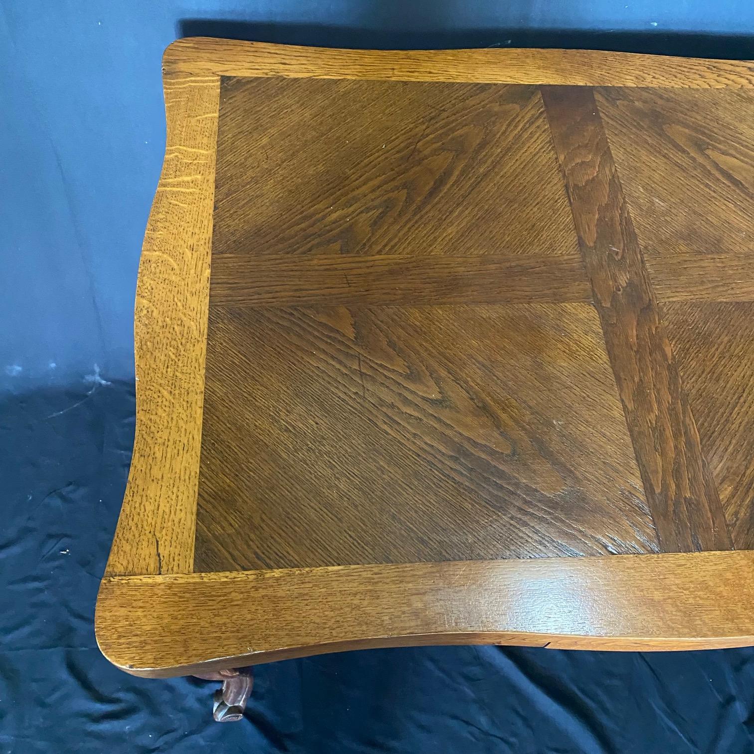 Mesa de comedor de granja francesa Luis XV extensible y de estilo provincial en venta 2