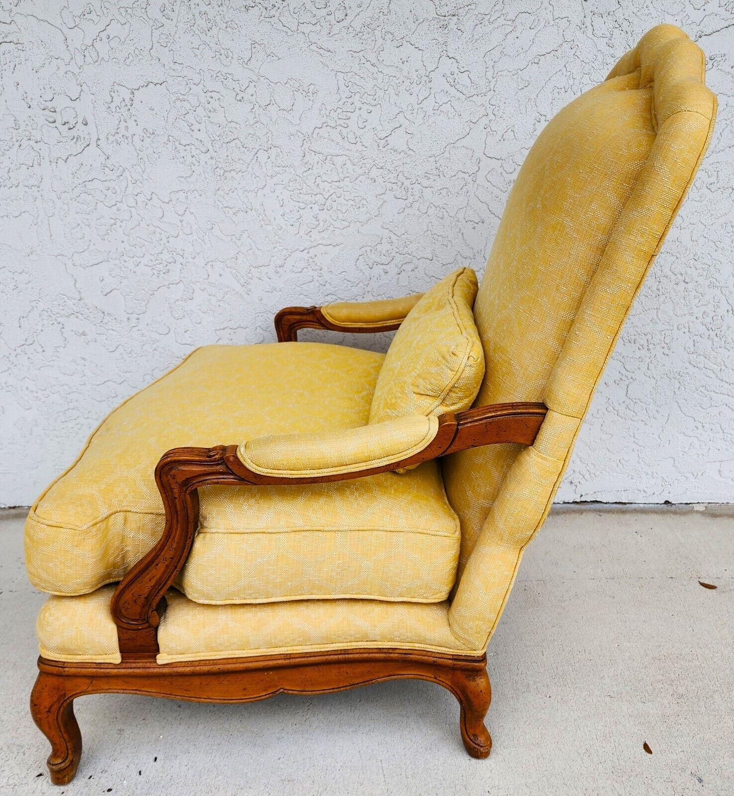 Fauteuil français Louis XV par Baker Furniture Bon état - En vente à Lake Worth, FL