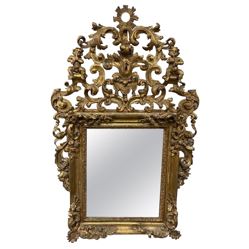 Specchio da parete francese Luigi XV in legno dorato intagliato a filigrana