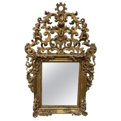 Specchio da parete francese Luigi XV in legno dorato intagliato a filigrana