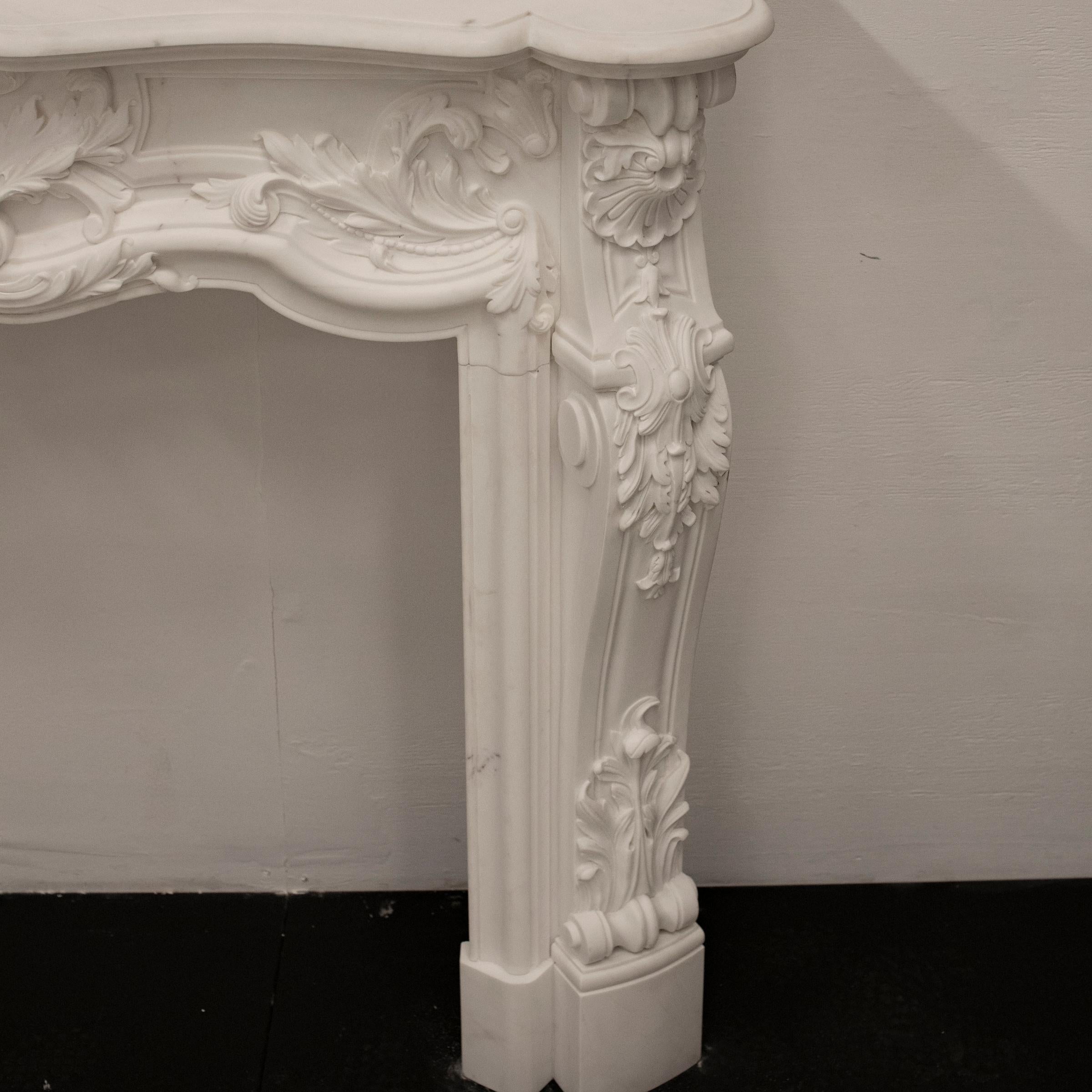 Encadrement de cheminée Louis XV en marbre statuaire I disponible en vente 6