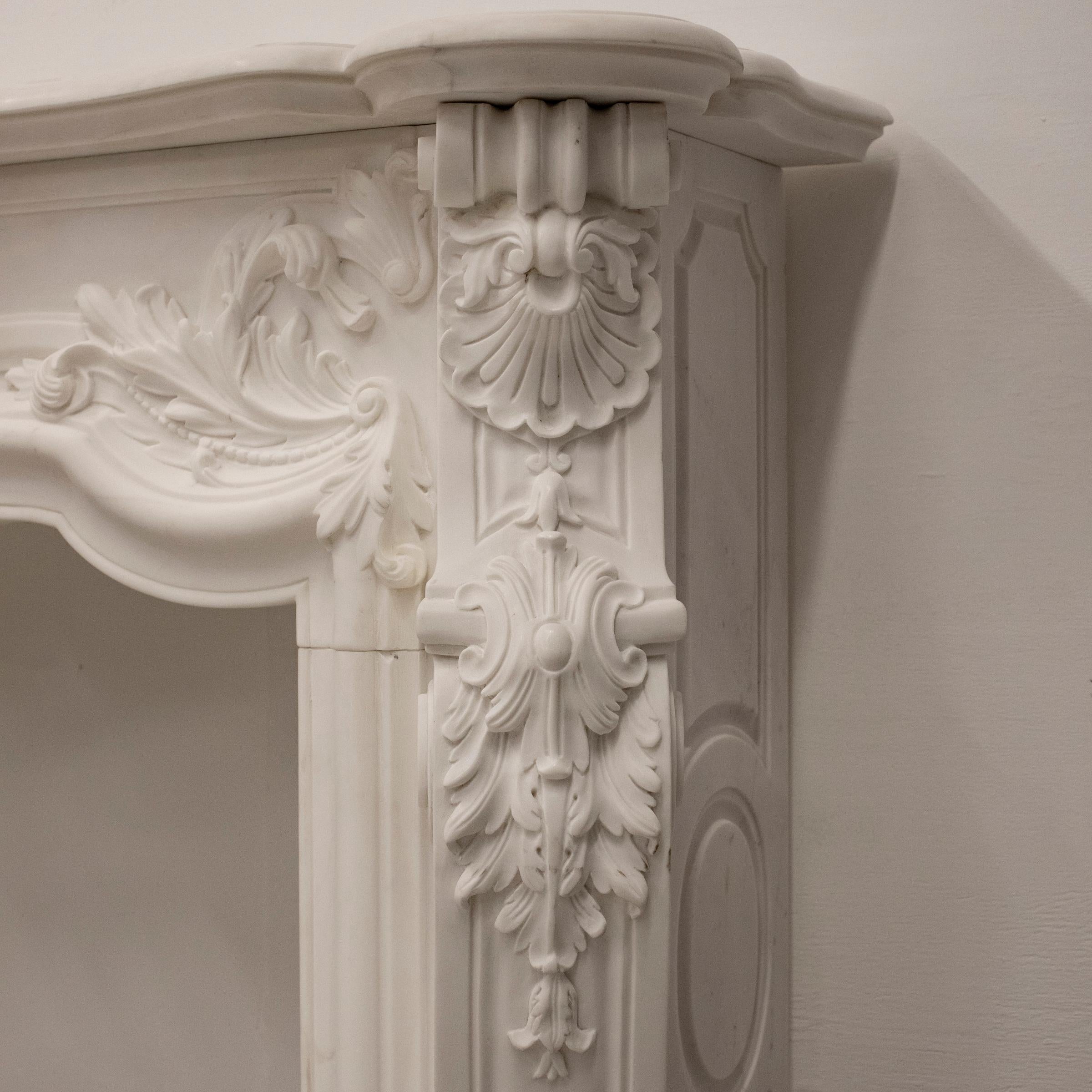 Encadrement de cheminée Louis XV en marbre statuaire I disponible Bon état - En vente à Ware, GB