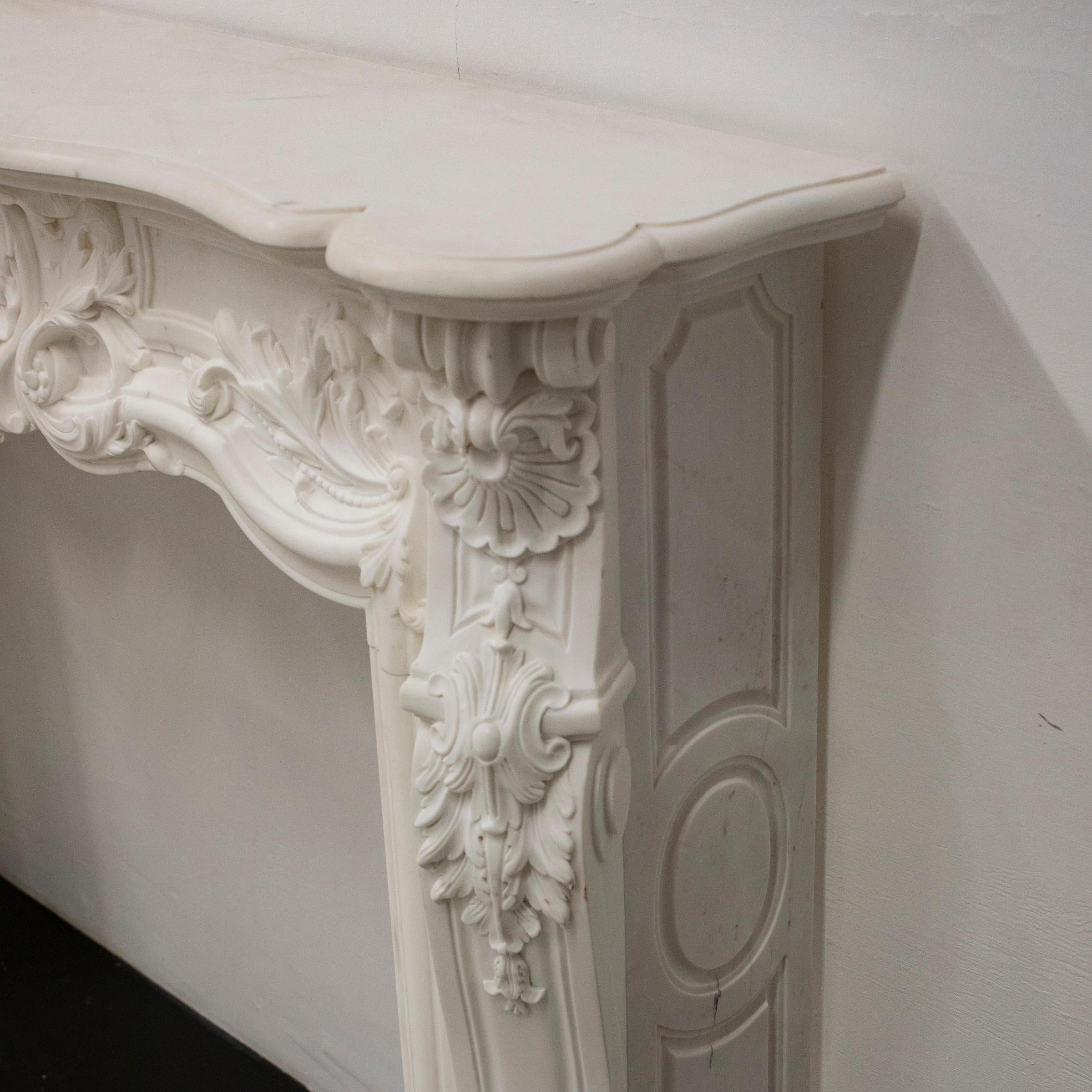 20ième siècle Encadrement de cheminée Louis XV en marbre statuaire I disponible en vente