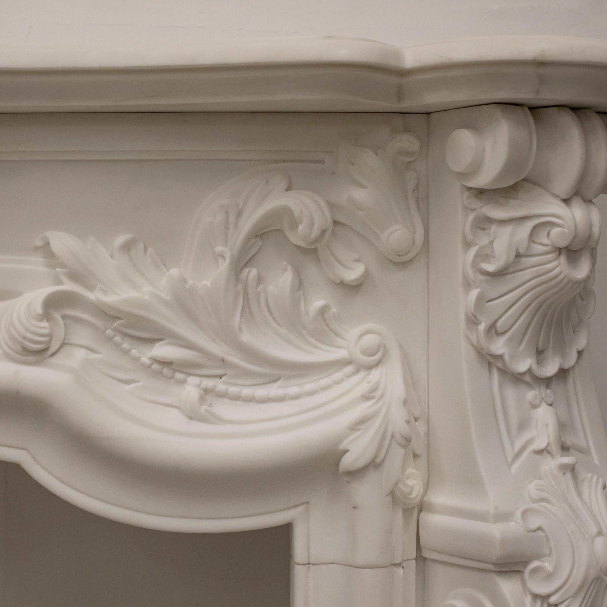 Encadrement de cheminée Louis XV en marbre statuaire I disponible en vente 1