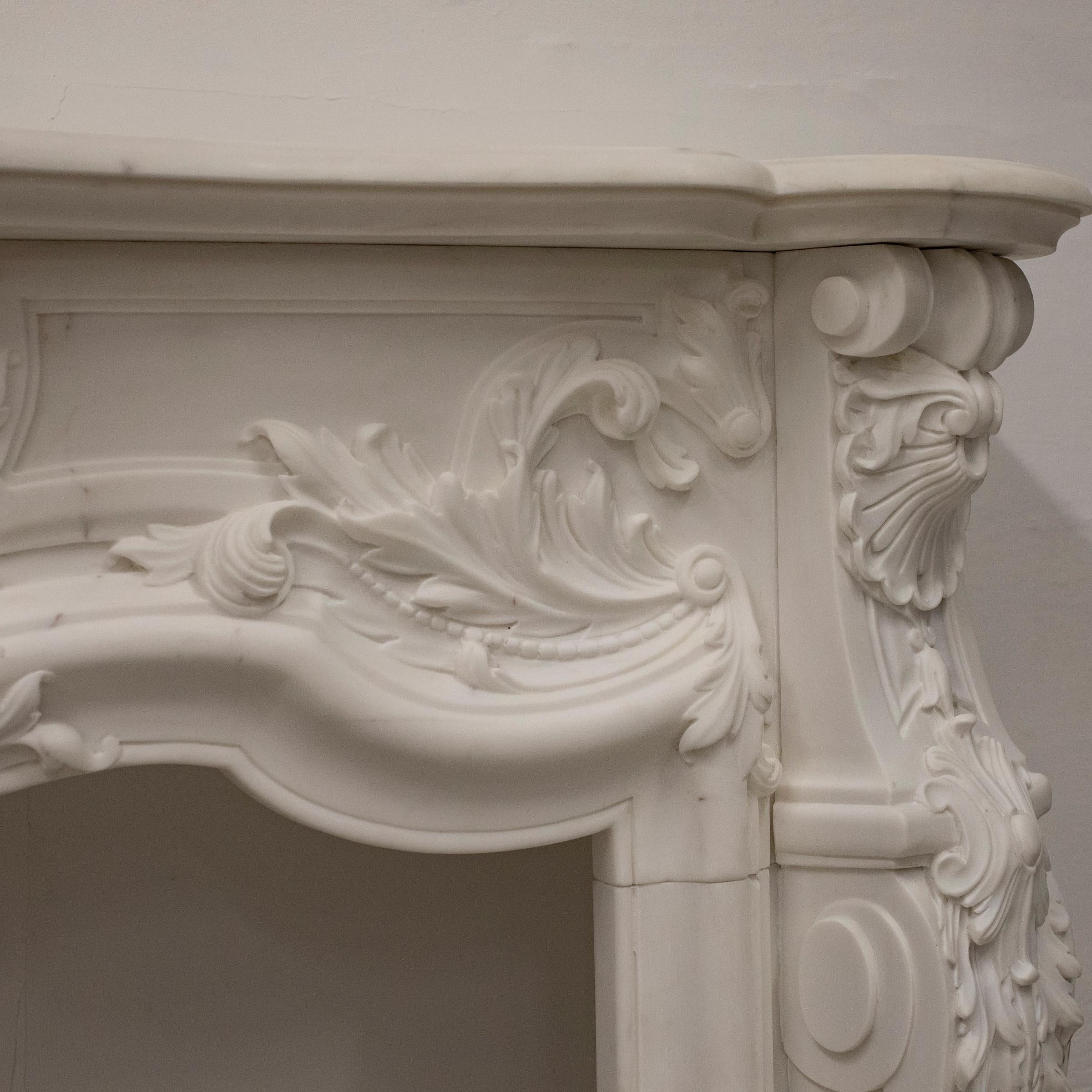 Encadrement de cheminée Louis XV en marbre statuaire I disponible en vente 2