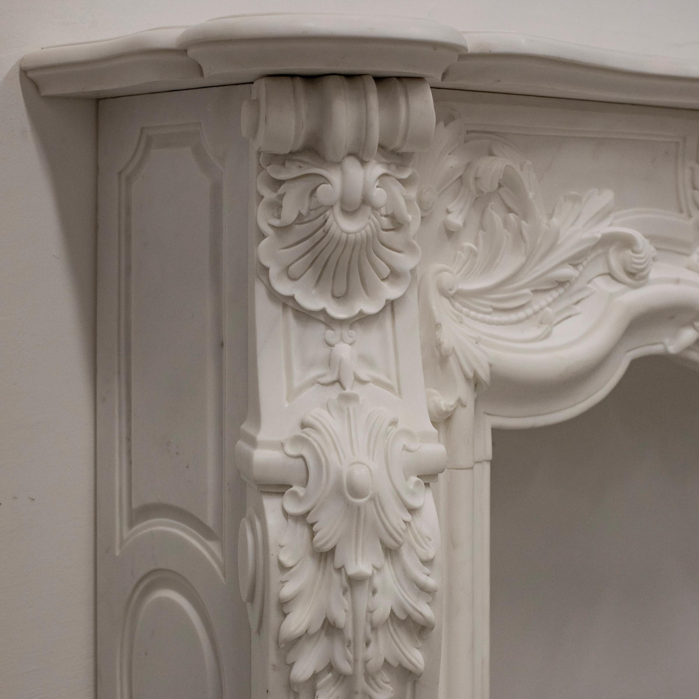 Encadrement de cheminée Louis XV en marbre statuaire I disponible en vente 4