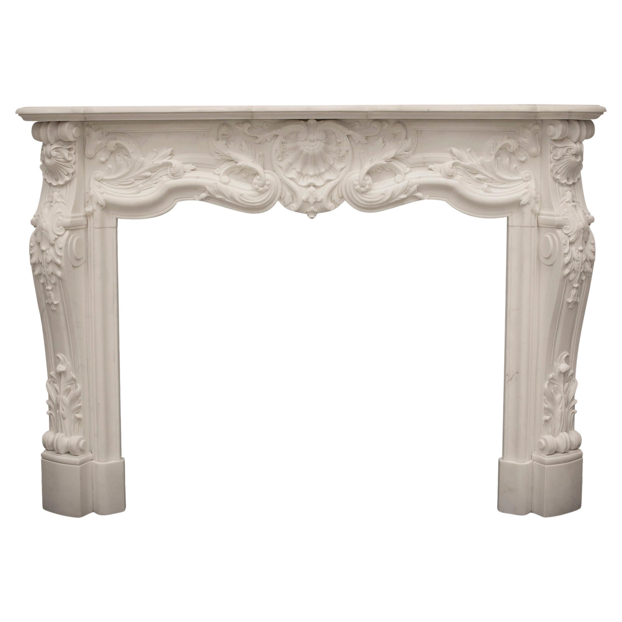 Encadrement de cheminée Louis XV en marbre statuaire I disponible en vente