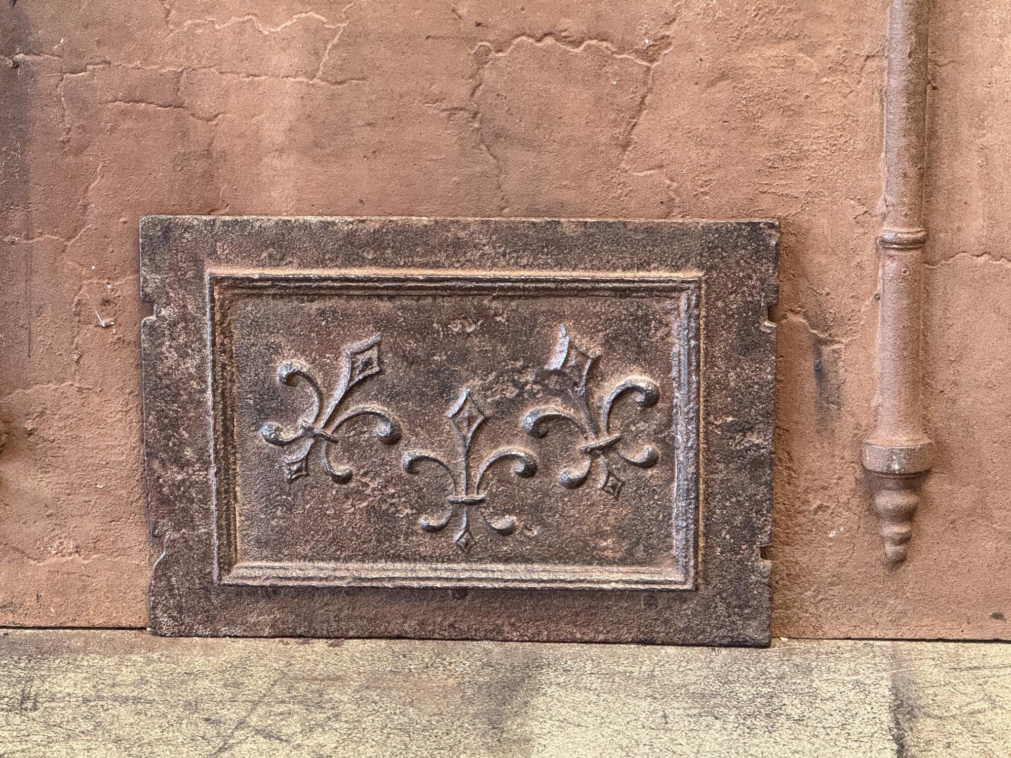 Caminetto francese del 18° secolo in stile Luigi XV con Fleur de Lys. Simbolo di purezza e aristocrazia in tutta Europa.

Lo schienale è in ghisa e presenta una patina marrone naturale. Su richiesta può essere realizzato in nero/ peltro.
