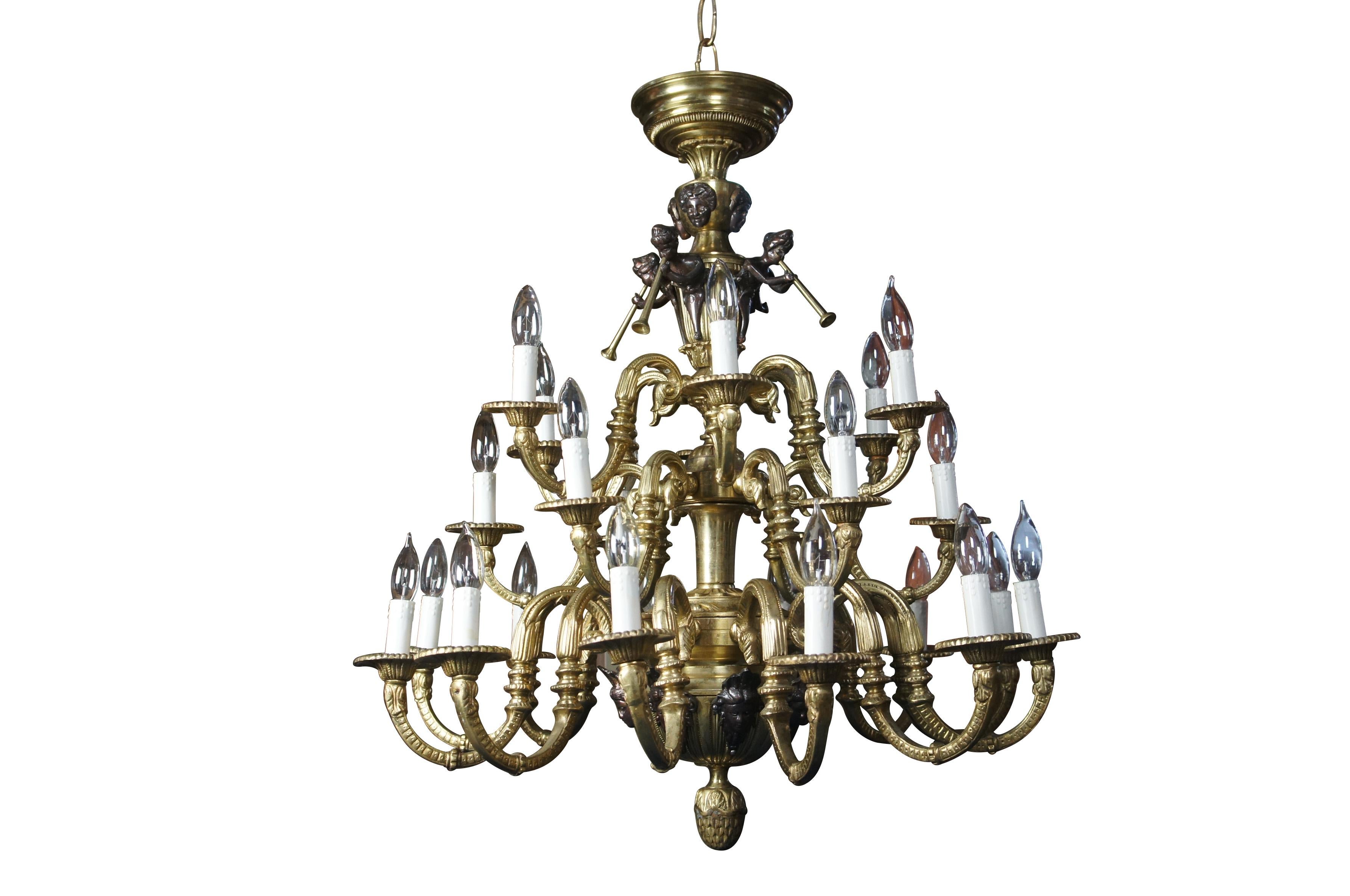 Impressionnant lustre de style Louis XV / Empire français / Pierre Gouthière en bronze doré à vingt-quatre lumières, trois niveaux de chérubins / anges / trompettes.  Réalisé en bronze doré, il représente des chérubins, des putti et des anges jouant