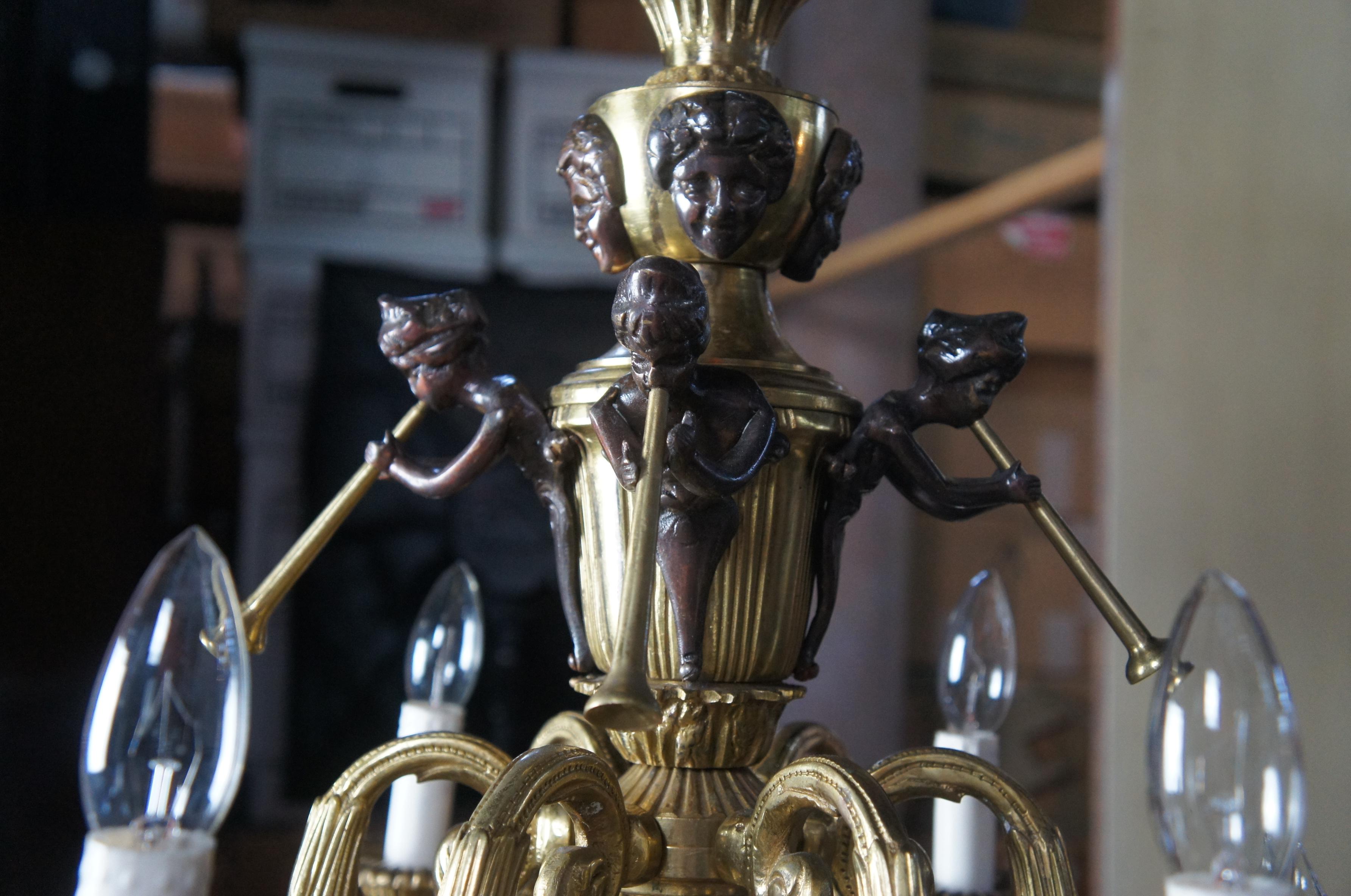 20ième siècle Lustre français Louis XV à 24 bras en bronze doré avec trompette d'ange chérubin 33 po. en vente
