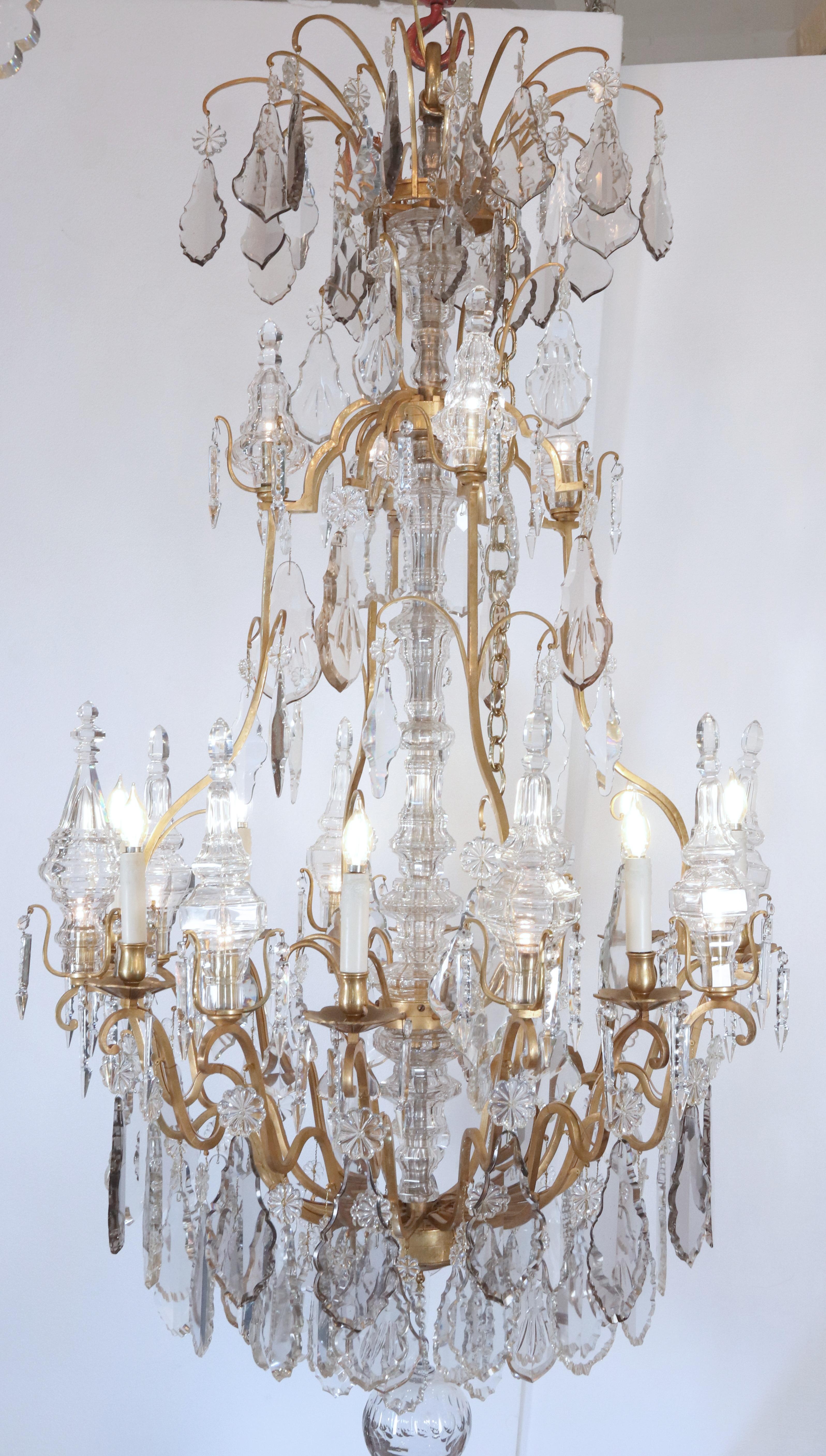 Antico lampadario francese Luigi XV con struttura in bronzo, cristalli a goccia di grandi dimensioni e un pendente a sfera. Questo pezzo è stato acquistato da una tenuta situata a Greenwich, nel Connecticut. Il prezzo include il restauro, la pulizia