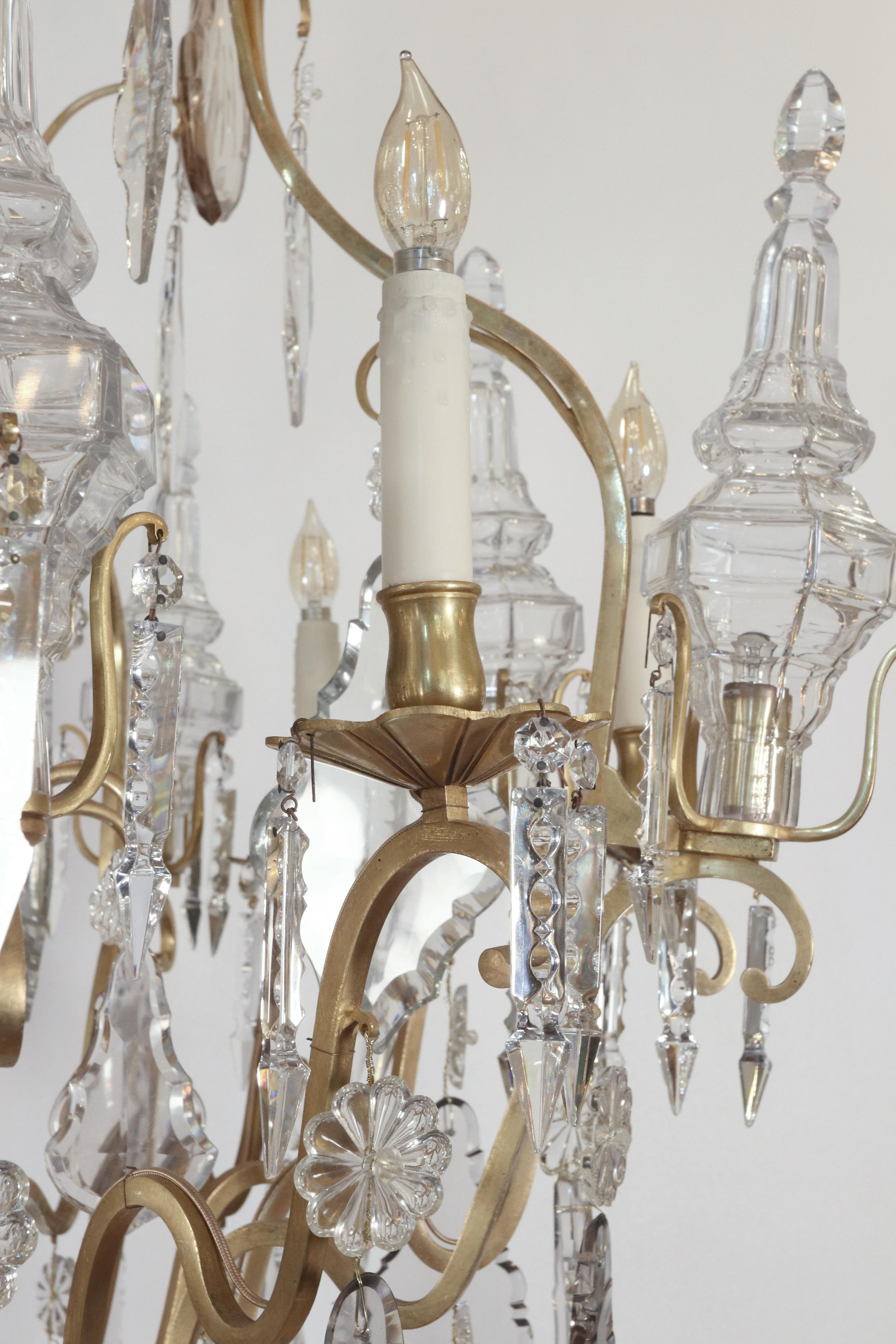 Francese Lampadario francese Luigi XV in bronzo dorato e cristallo a 20 bracci in vendita