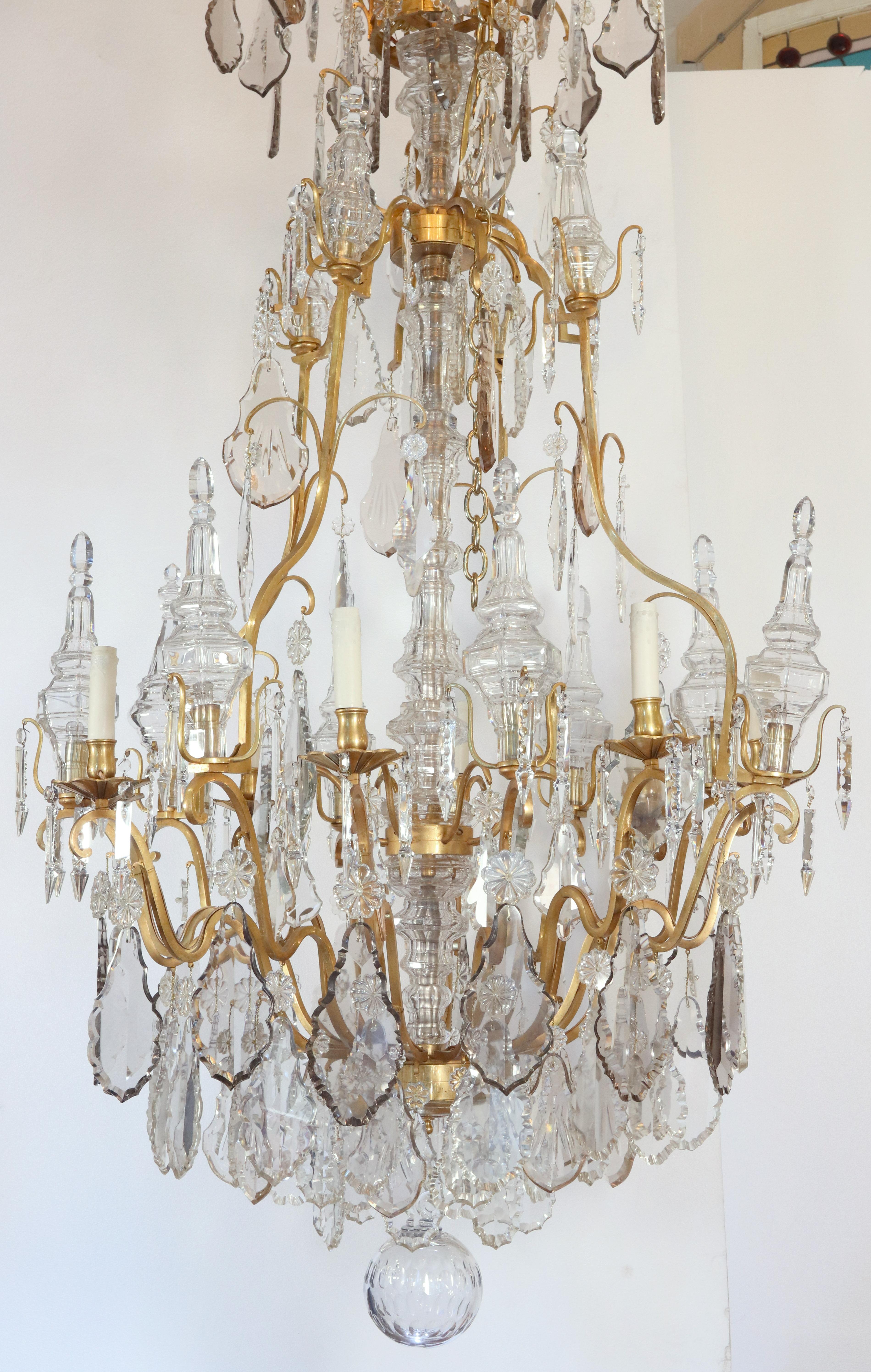 Dorato Lampadario francese Luigi XV in bronzo dorato e cristallo a 20 bracci in vendita