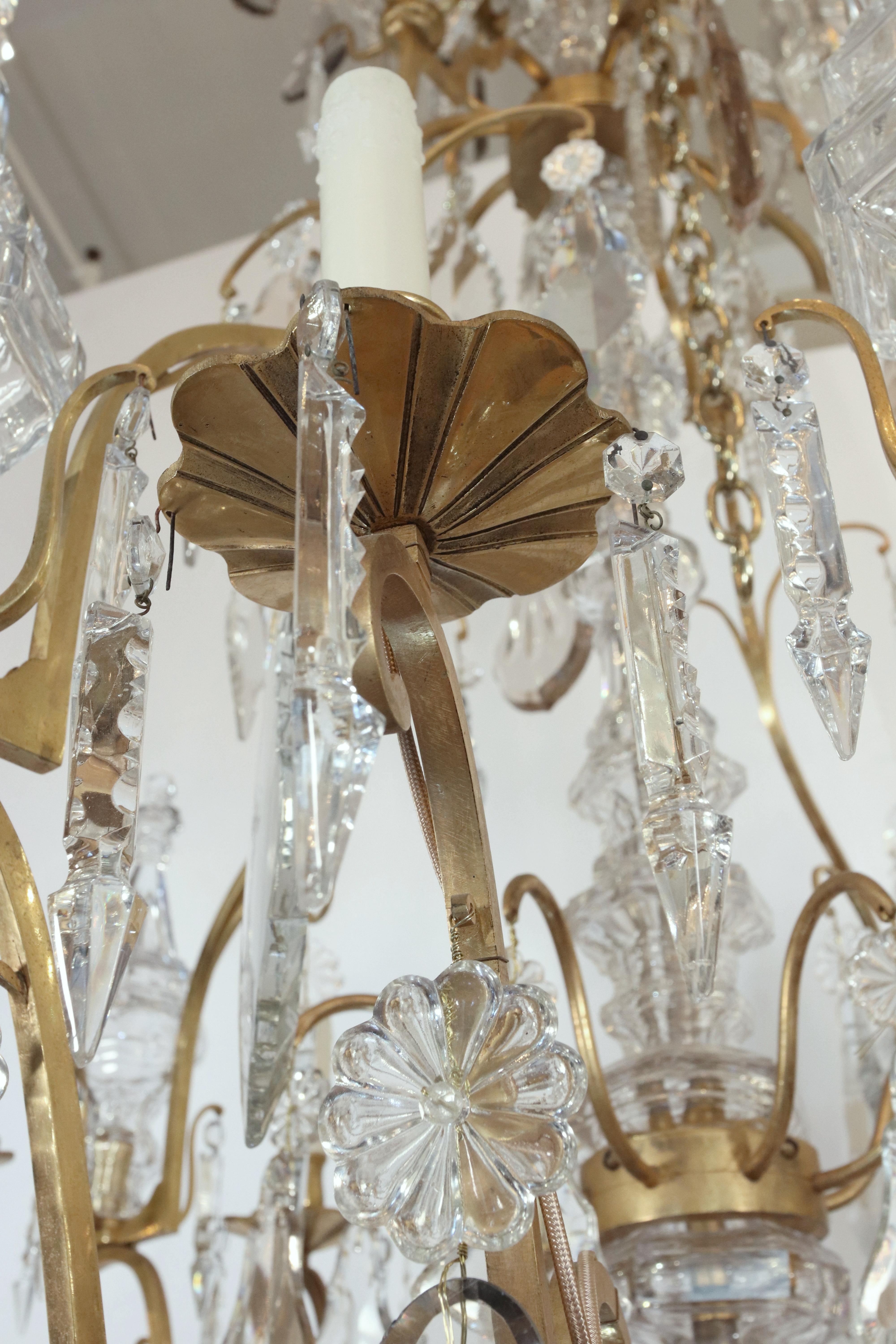 Lampadario francese Luigi XV in bronzo dorato e cristallo a 20 bracci in vendita 1