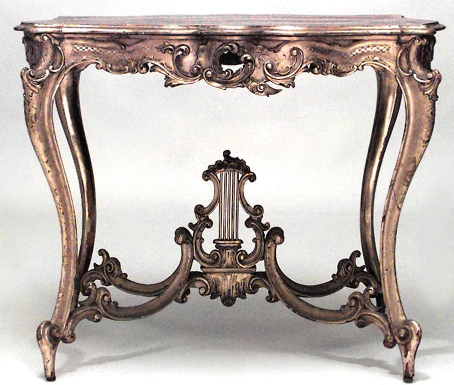 table de centre rectangulaire de style Louis XV du 19ème siècle, dorée, à motif de lyre sur traverse et plateau en bois fruitier.