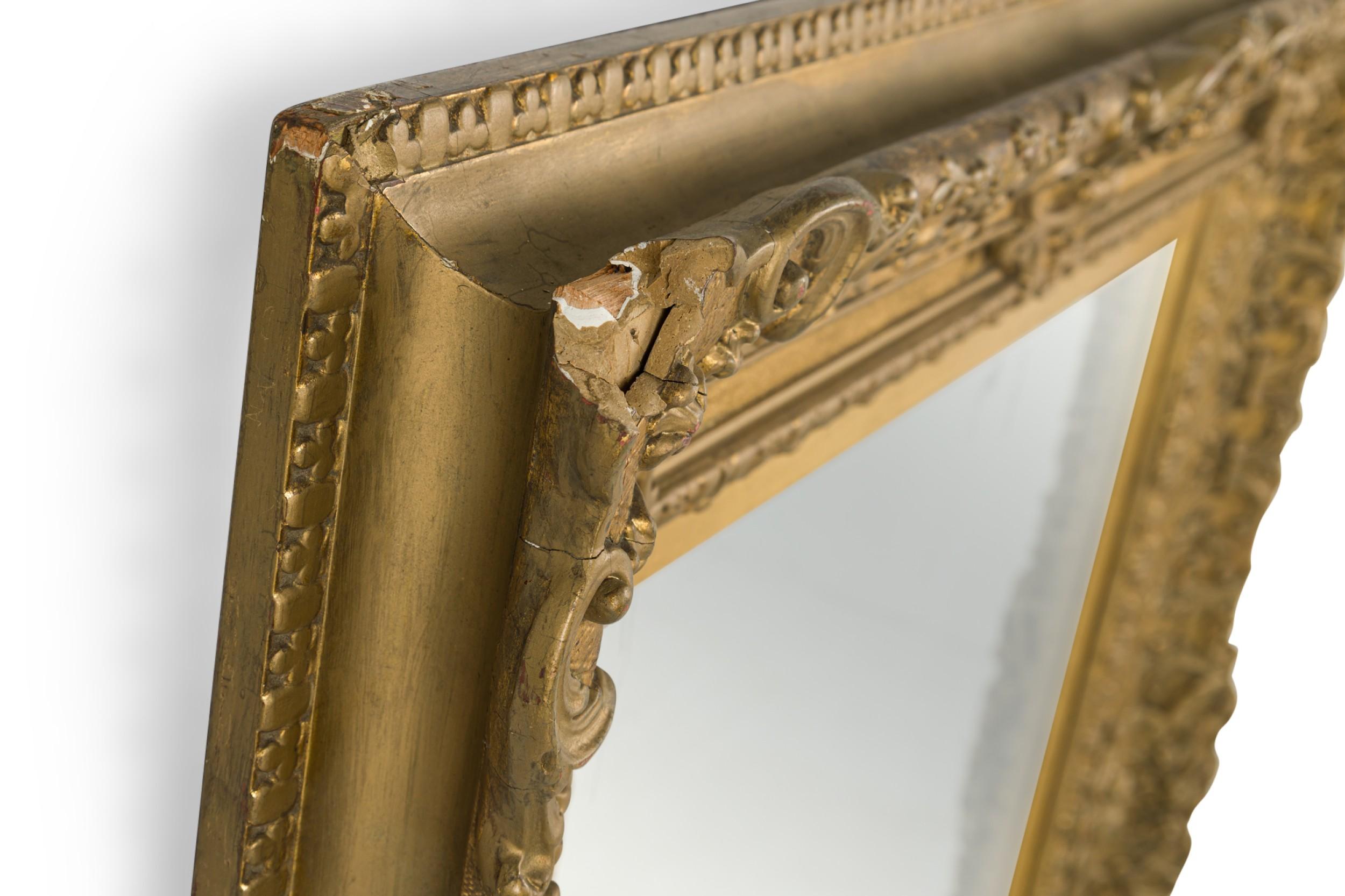 Français Miroir français en bois doré de style Louis XV en vente
