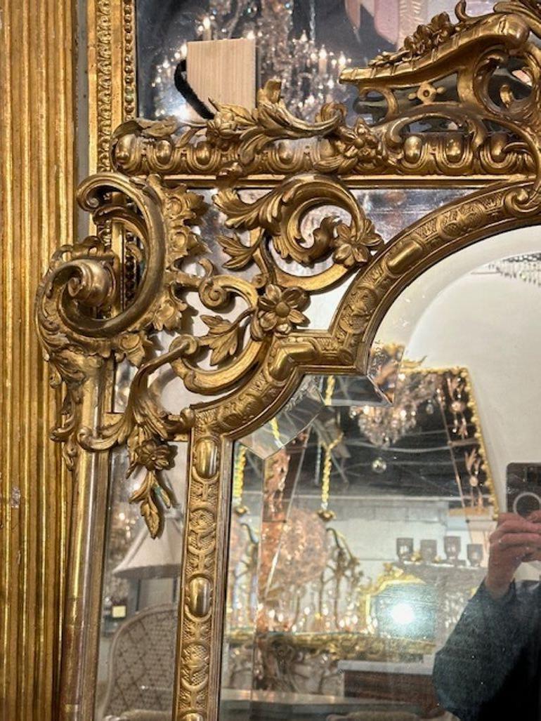 Miroir français en bois doré de style Louis XV Bon état - En vente à Dallas, TX