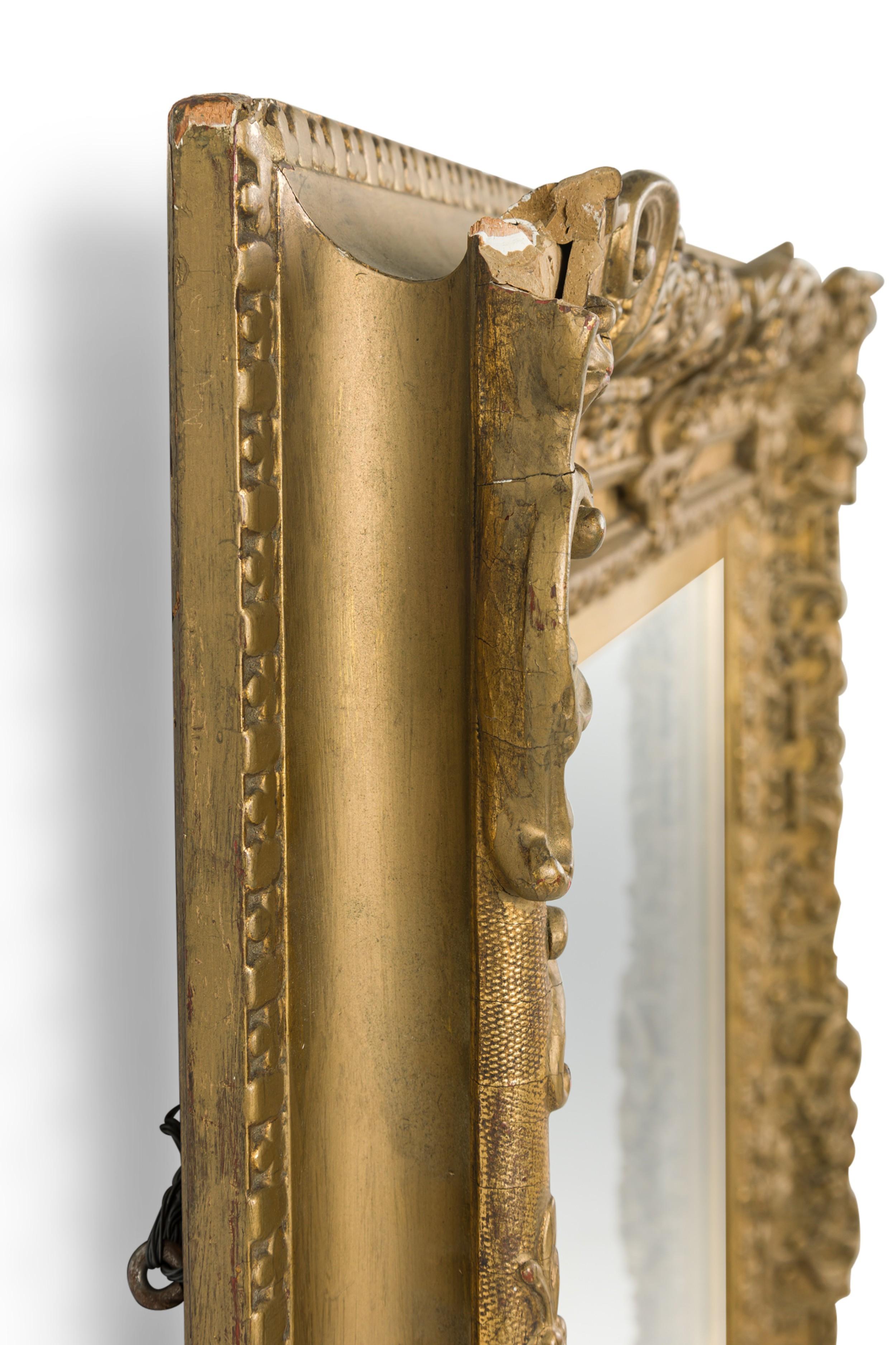 Miroir français en bois doré de style Louis XV Bon état - En vente à New York, NY