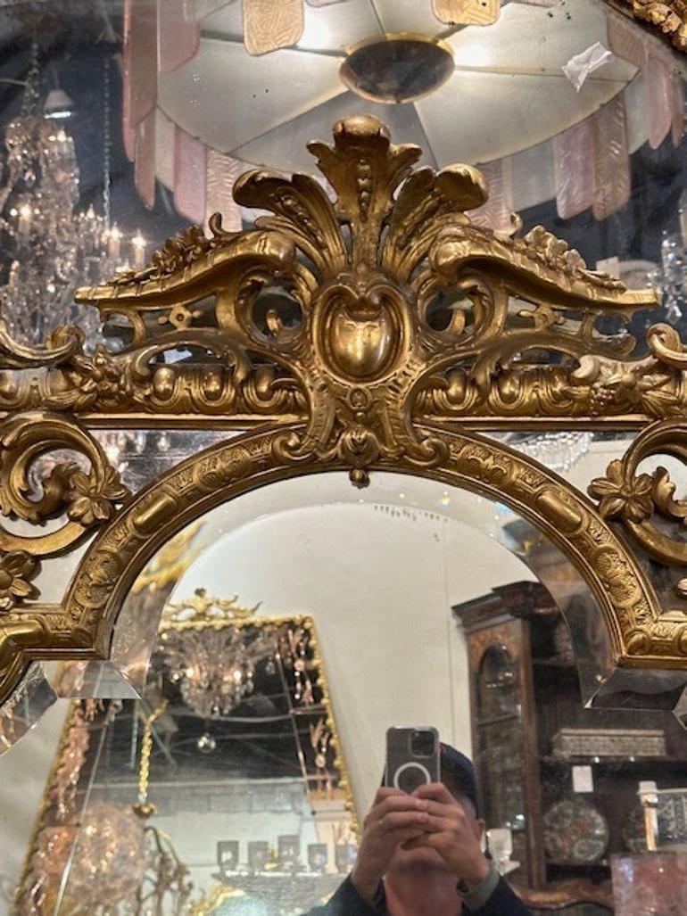 Milieu du XIXe siècle Miroir français en bois doré de style Louis XV en vente