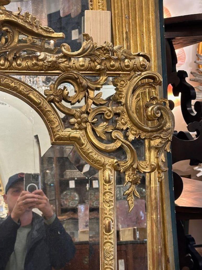 Miroir français en bois doré de style Louis XV en vente 1