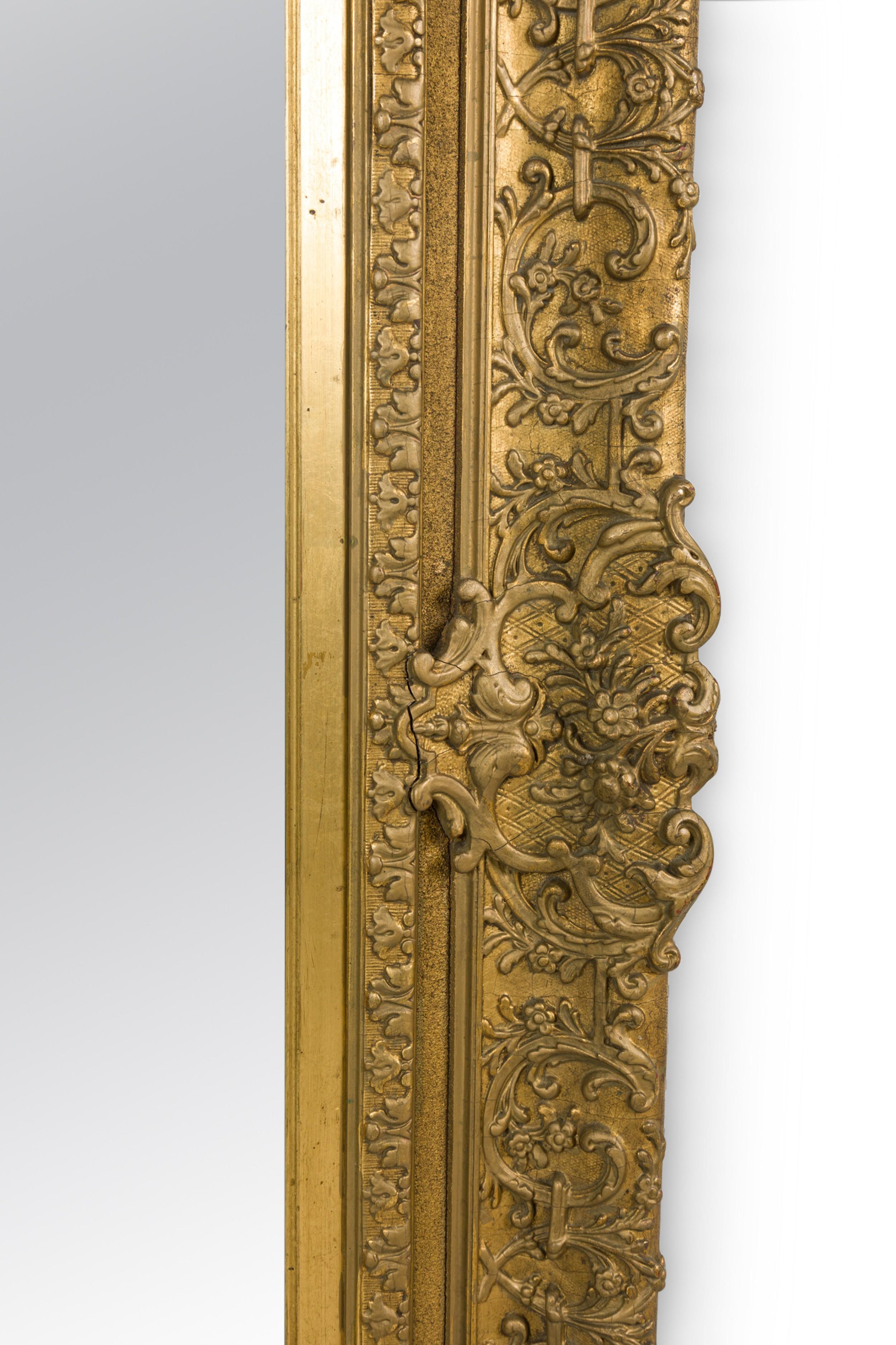 Verre Miroir français en bois doré de style Louis XV en vente