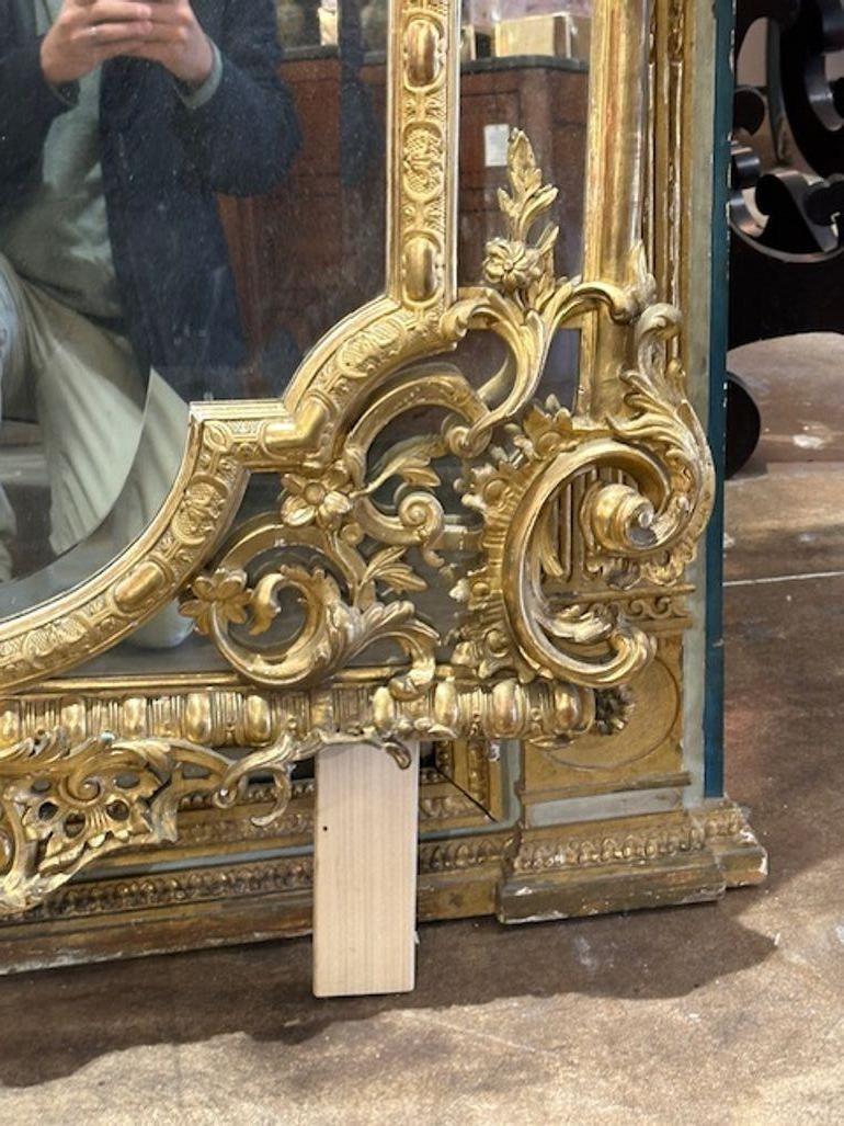 Miroir français en bois doré de style Louis XV en vente 2
