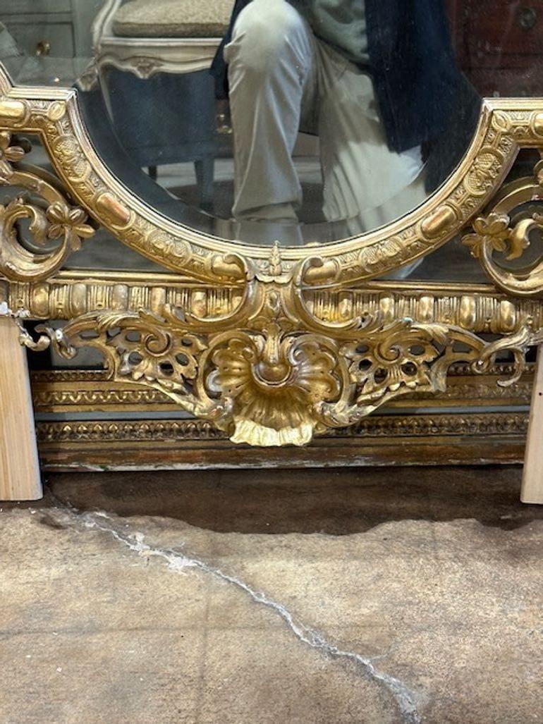 Miroir français en bois doré de style Louis XV en vente 3