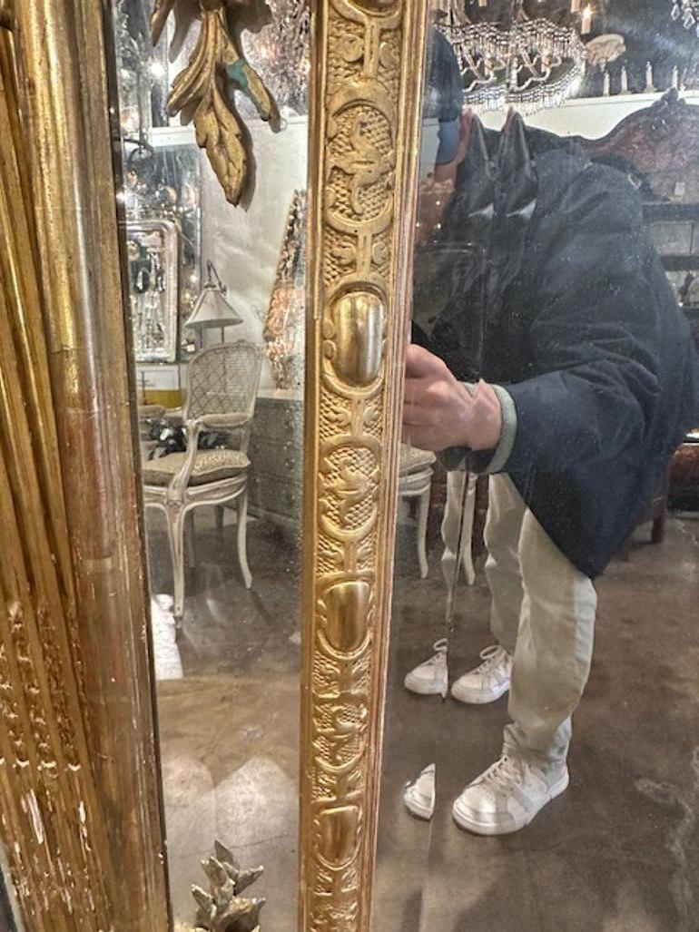 Miroir français en bois doré de style Louis XV en vente 4