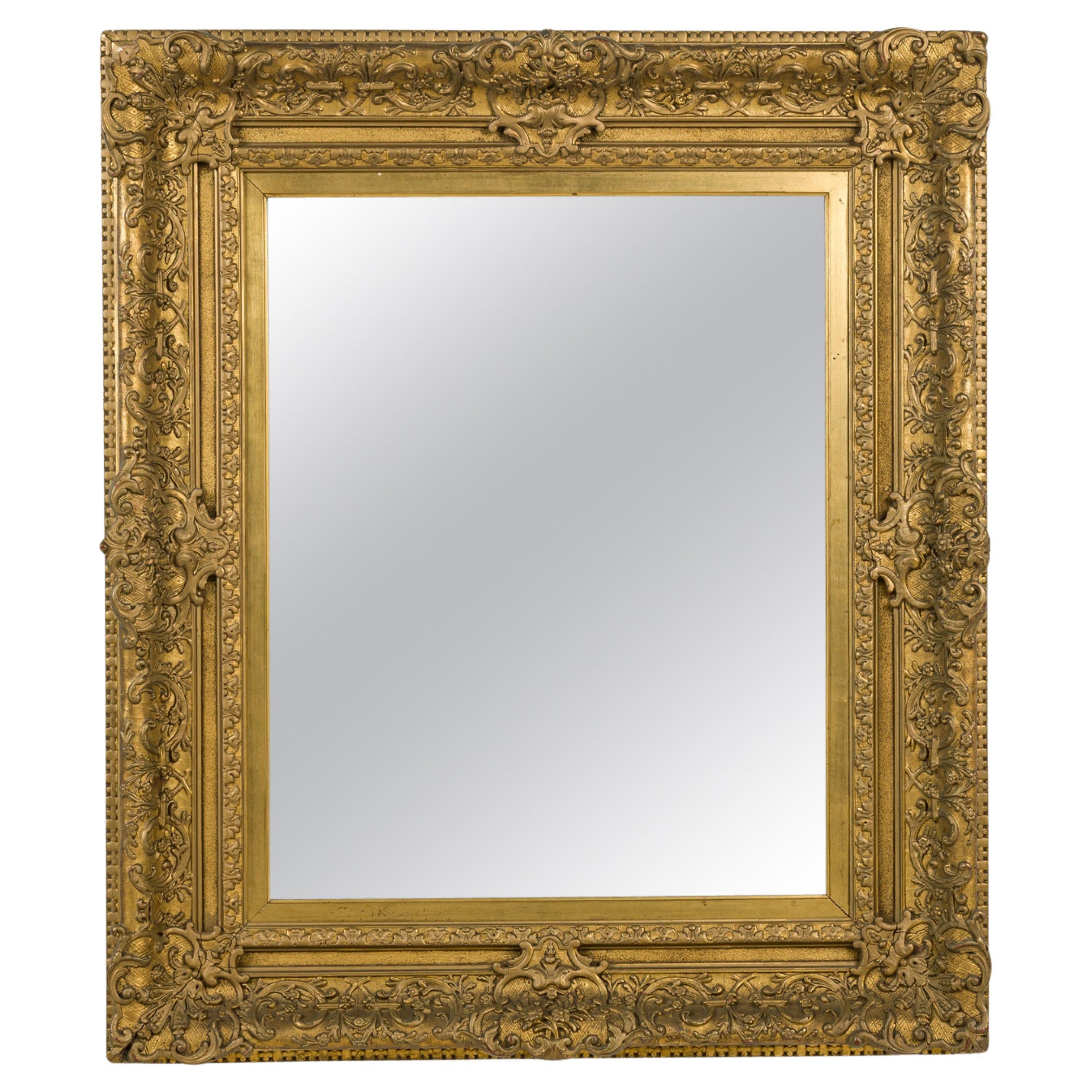 Miroir français en bois doré de style Louis XV en vente